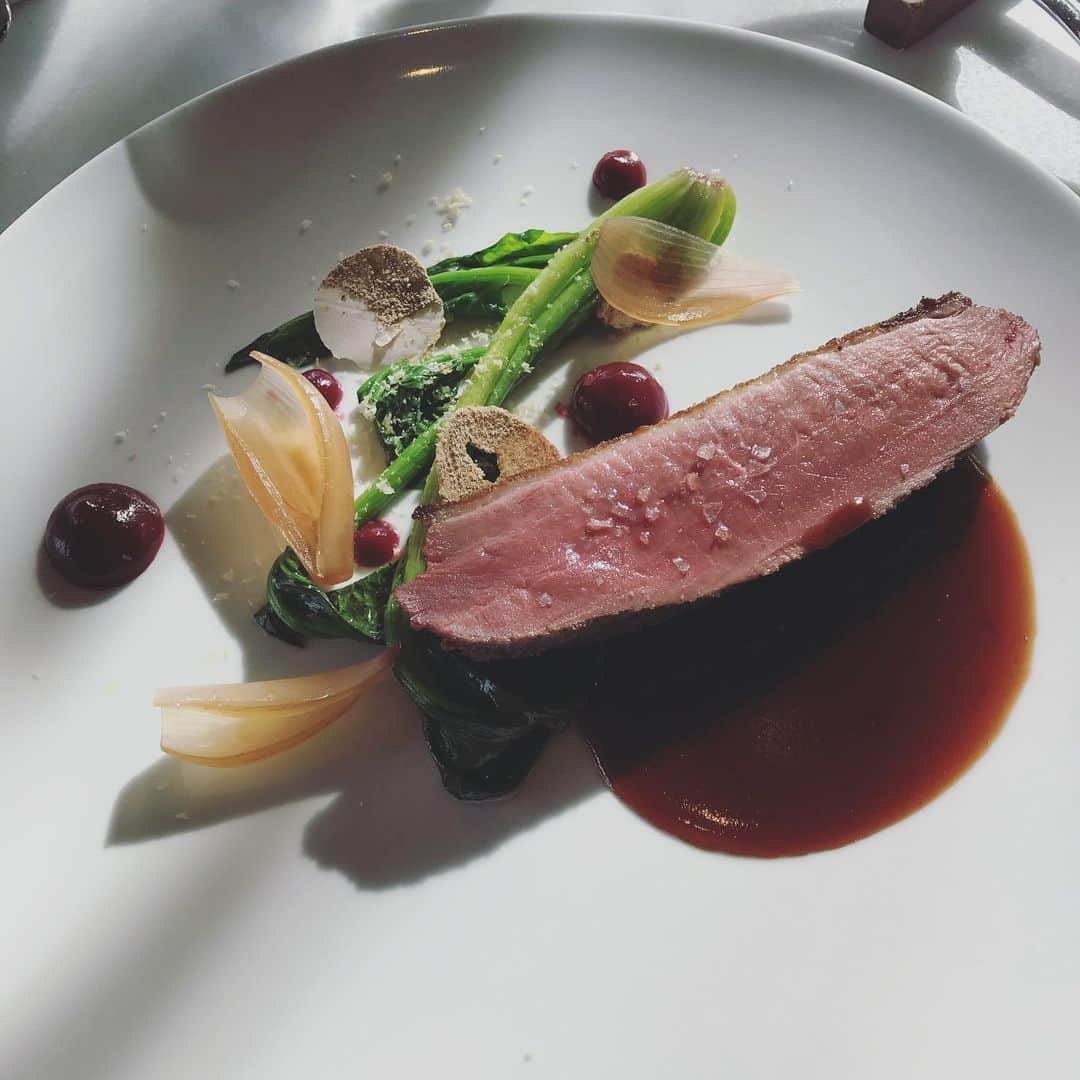 asakoshimojimaのインスタグラム：「・ 青が綺麗な東京エディション虎ノ門 lunch🍽 女子に嬉しいバランスとボリューム感。 美味しかった✨  toiletまでの長いランウェイ、 良い香りで素敵だった。  ごちそうさまでした🥰  #東京エディション虎ノ門 #虎ノ門ランチ」