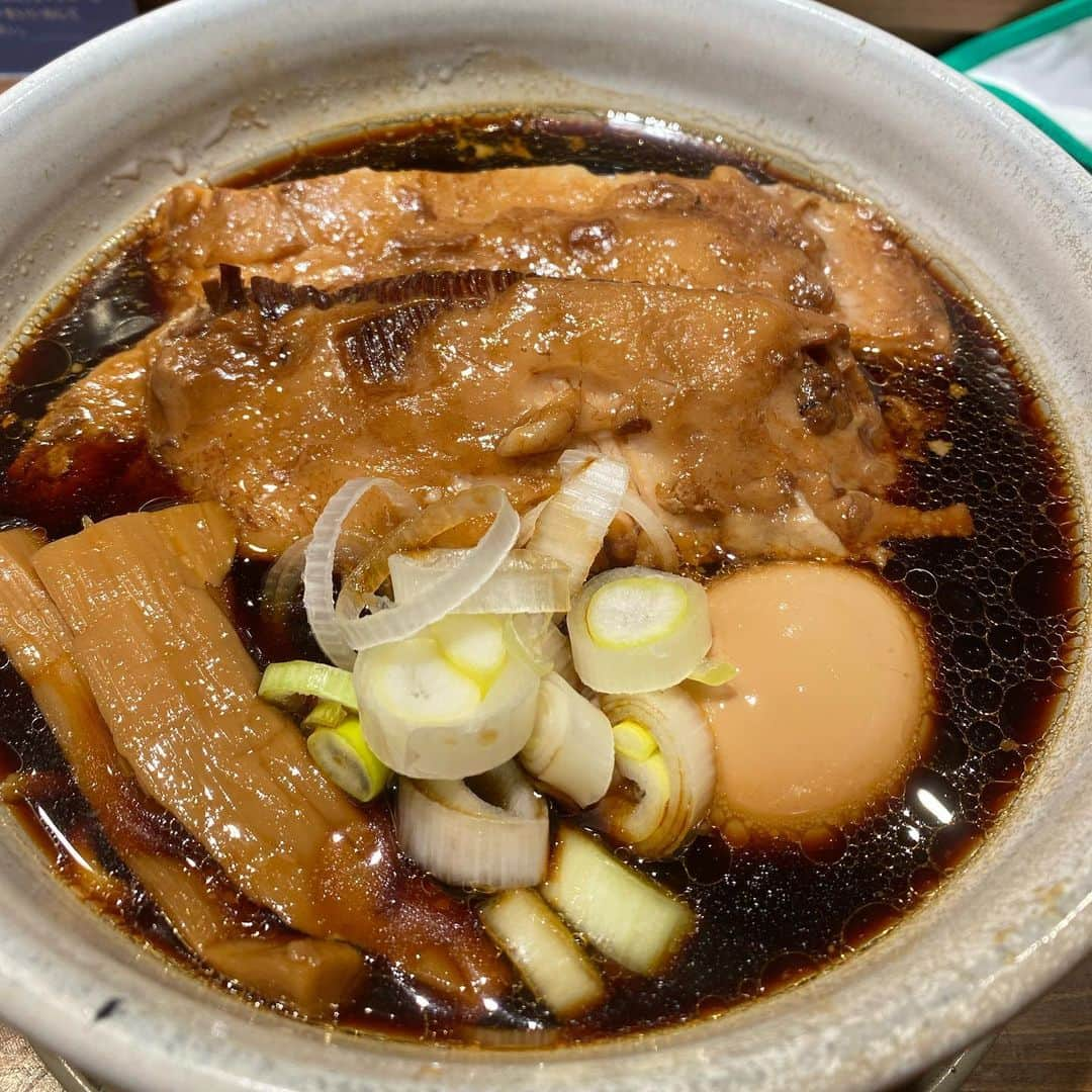 ちゃまさんのインスタグラム写真 - (ちゃまInstagram)「代官山 人類みな麺類 大阪の有名店が東京進出です。  わしわし食べれる太麺は◎ チャーシューがほぼ角煮というサプライズは良い意味でデブの期待を裏切ってきて好印象。 カウンター左側はデブには狭いので着席禁止。 欲を言えばもう少し動物系の旨みがほしいところ。あと背脂と別皿脂も  スタッフが痩せているのが気になるところ」2月19日 20時49分 - chamakunchi