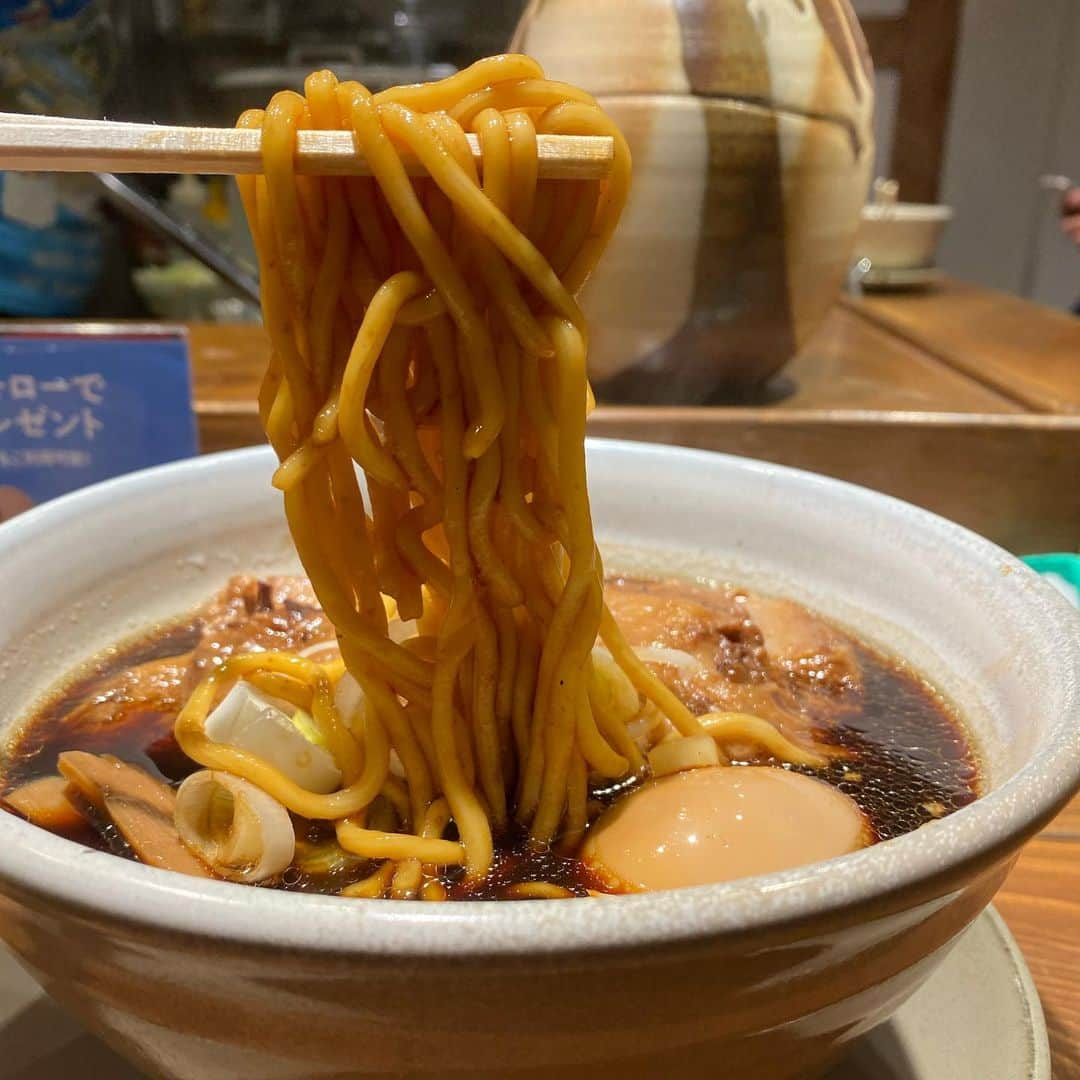 ちゃまのインスタグラム：「代官山 人類みな麺類 大阪の有名店が東京進出です。  わしわし食べれる太麺は◎ チャーシューがほぼ角煮というサプライズは良い意味でデブの期待を裏切ってきて好印象。 カウンター左側はデブには狭いので着席禁止。 欲を言えばもう少し動物系の旨みがほしいところ。あと背脂と別皿脂も  スタッフが痩せているのが気になるところ」