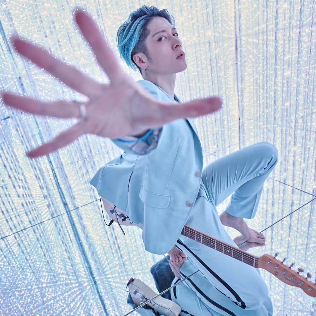 MIYAVI（石原貴雅）さんのインスタグラム写真 - (MIYAVI（石原貴雅）Instagram)「. 【MYV CREW会員限定】2021 CALENDAR受注販売中🗓  カレンダーの写真には "MIYAVI Virtual LIVE - Level 3.0"でコラボレーションした 「teamLab Planets TOKYO」にて撮影されたものも💙  光の彫刻群が、 無限に広がる宇宙空間で撮影された写真を ぜひチェックしてください👀💫  グッズ詳細など詳しくはこちら👇 https://miyavishop.thebase.in/  #MIYAVI #LDH #MYVCREW  #teamlabplanets #teamlabplanetstokyo #teamlab #チームラボ #チームラボプラネッツ #CALENDAR #卓上カレンダー」2月19日 20時49分 - miyavi_staff