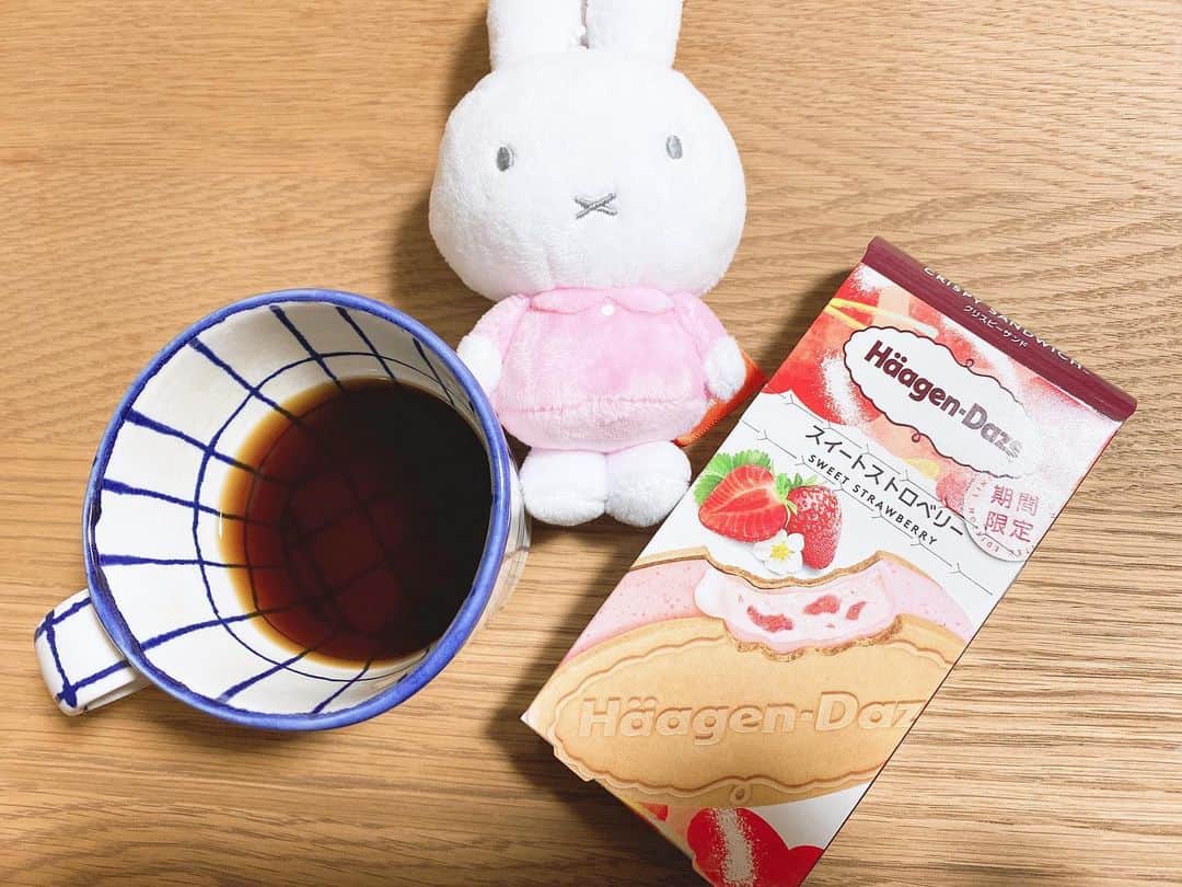 前田玲奈のインスタグラム：「#スイートストロベリー #haagendazs   新作✨16日発売✨ なーんでこんなシンプルな苺味なのに、なーんでこんなに美味しいの…？ 私もそんな人になりたい。 いくつかの層で複雑な味を奏でる時のハーゲンダッツも好きだけど、 シンプルなものが抜群のバランスで神フレーバーになってる時が本当に好き。 本当に好き。 今回も後者。 そんな人になりたい。 シンプルに美しく。 そんな人になりたい。 技を磨きます。 #アイ活 #アイスフェアリー #icecream #strawberry  #新作アイス #コンビニアイス」