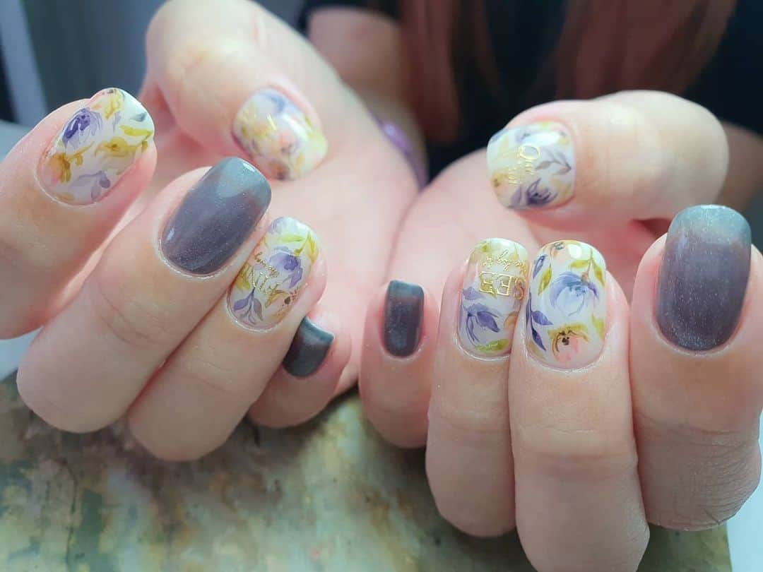 Yingのインスタグラム：「I used PREGEL Pale White as the base and added watercolour florals 😍 Decorated with gold word stickers from Kimagure. Items can be purchased at @nailwonderlandsg 🤗 .   . 🛒 www.nailwonderland.com⁣⁣ 📍20A Penhas Road, Singapore 208184⁣⁣ (5 minutes walk from Lavender MRT)⁣⁣ .  I am currently only able to take bookings from my existing pool of customers. If I have slots available for new customers, I will post them on my IG stories. Thank you to everyone who likes my work 🙏 if you need your nails done, please consider booking other artists at @thenailartelier instead ❤  #ネイルデザイン  #ネイルアート #ネイル #ジェルネイル #nailart #네일아트 #pregel #プリジェル #nails #gelnails #sgnails」