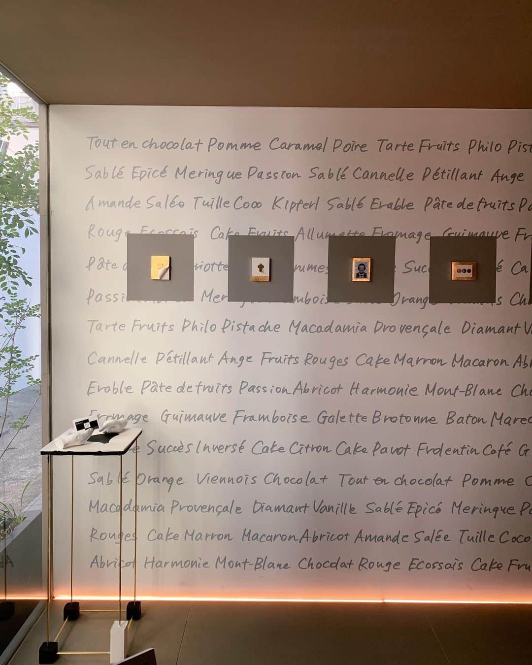信太美月さんのインスタグラム写真 - (信太美月Instagram)「わたしが作品の一部に🥺！ 先日はるかさんの展示を見に行きました❣️  人体と環境にやさしいVOC・有機溶剤フリーの次世代の水性造形素材で作られているはるかさんの作品💫素敵でした☺︎  UN GRAIN シェフパティシエ昆布 智成さんが作る美しい小さなケーキとはるかさんこ小さなアートがリンクしていて美味しい美しいで楽しかったです🥰23日までだって🍰」2月19日 20時54分 - shidamizuki