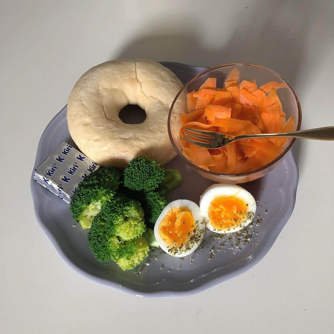 大上陽奈子さんのインスタグラム写真 - (大上陽奈子Instagram)「モリモリ食べる日の朝ごはん🥣ベーグルにクリームチーズ最強〜。ゆで卵にマジックソルトかけるのハマってるお。」2月19日 20時54分 - passcode_hina
