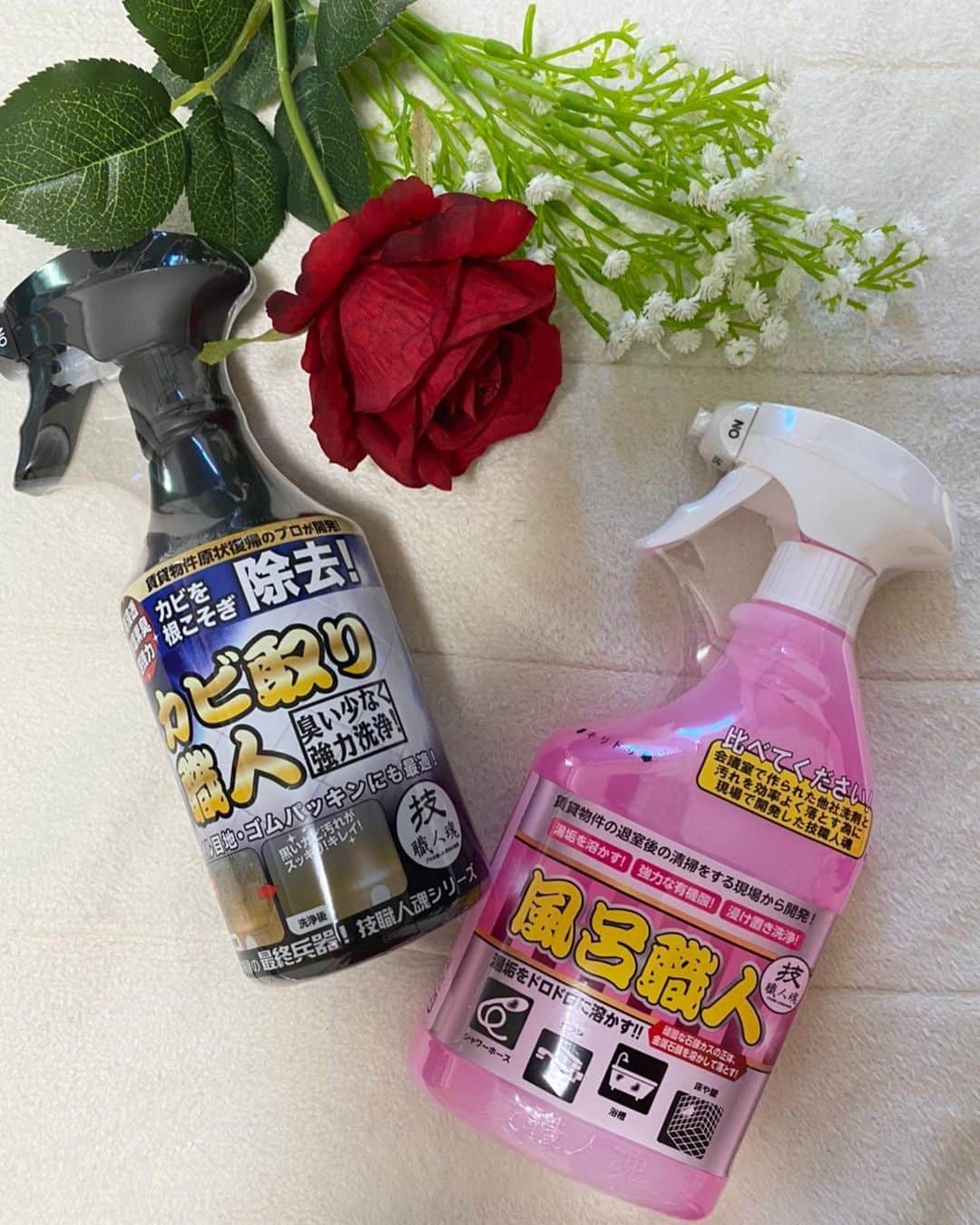 Momoeのインスタグラム：「@maaaa.pon1001  . みんな聞いてくれ。 これは確実にバズる商品だぜ。 . 昔職場が一緒だった先輩， まゆさんから紹介してもらった商品なんだけど まぁびっくり😳‼️ . すんんんげえのよ！！！！！ . 1枚目以外 全部加工なし‼️ . （beforeやばいからある意味閲覧注意。笑） . afterやばくね😳😳😳👏👏👏👏⁉️ . なんか久しぶりに 凄い商品に出会った気がした😳💖 . URLの動画見ると 2分おくって載ってるんだけど 正直1分いらなかった🤷🏻‍♀️ . しかも力入れないで落ちるのよ‼️ . 湯垢とかってさ ラップ巻いて掃除するとか そーゆー裏技もあるじゃん‼️ でもそんなに頑張ってた過去の自分 本当にお疲れ様でした🤦🏼‍♀️ もったいない時間を過ごした🤦🏼‍♀️ . シュッ→少し待つ→スポンジシュッ . でピッカピカになるのよ🤦🏼‍♀️✨✨ （風呂職人） . カビの方も同じ‼️✨✨✨ （カビ取り職人） . そっこーーーー綺麗になった😆✨ .  http://www.syokunin-waza.jp/smartphone/ . ↑ここから買えます🙆‍♀️✨✨✨ . なにかわからないことがあったら DMください🙆‍♀️✨ まゆさんに聞いてお返事します💝笑 . .  . .  #happy #家事 #育児 #family #家族 #boy #smile #男の子 #息子 #code #love #lucky #kids #子供 #thankyou #宝物 #ベビー #fashion #follow #パパ #ママ #家族写真 #男の子ママ #1歳 #うさぎ #掃除」