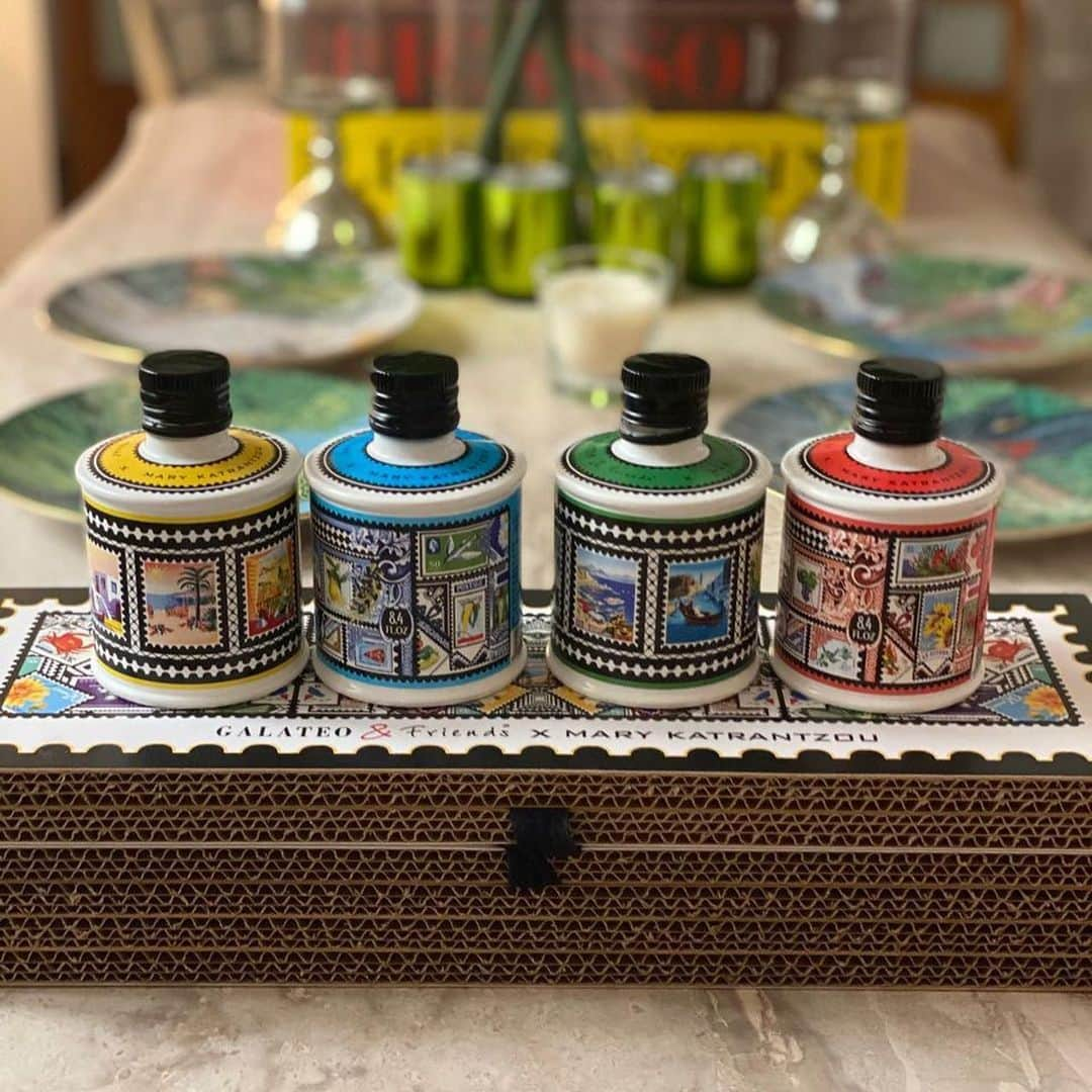 メアリーカトランズのインスタグラム：「“Belonging to different luxury fields, Mary Katrantzou and Galateo & Friends have joined forces and created a unique limited-edition luxury gift box. The sustainable, colourful and elegant boxes include a set of 4 iconic bottles showcasing Mary Katrantzou’s most coveted postage stamp print, with an array of Galateo & Friends’ high quality olive oils and vinegars to brighten up any table setting. This partnership is a joint celebration of mediterranean traditions and an exquisite collaboration where food meets fashion; combining Mary Katrantzou’s mastery on colours and geometries, and Marco Bonaldo’s excellence in extra virgin olive oils.” Head over to our website to discover all the details. Now available to shop at www.marykatrantzou.com  Special thanks to Alessandro Ferreri for all his love and support on this project! @amfclub ✨@galateofriends Photo from my dear friend @chrysanthospanas 💙 #marykatrantzou #galateofriends #foodforfashion #luxurybox #thestylegate」