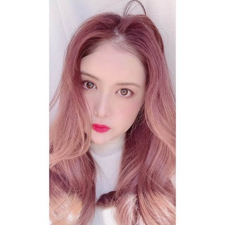 津久江麻由のインスタグラム：「. . ▪️使用色 ・リキッドカラー 01プリズムコーラル ・マスカラベース 01ラベンダーブラック . エテュセの新作を頂いたので やってみたかった网红 🇨🇳 . リキッドカラーのアイシャドウは 生感パールが美しくて、、🤭 ピタッと密着してくれて 使いやすいな、と思った👯‍♀️ . 感動したのはマスカラベース！ 資料によると、 繊維なしのマスカラ液らしい！ 画像の繊維みたいなのは 何なのか分からない！笑 めっちゃ綺麗に伸びるし、 滲まなくて最高！🍣 . . 中国メイクは赤！って感じだけど、 エテュセのプリズムコーラルは 自然な発色！ アイライナーはボルドーを合わせて きつくなりすぎないようにしたよ👯‍♀️ . . . #PR #商品提供 #エテュセ #网红 #中国メイク #ワンホン #チャイボーグ #中華メイク #紅美女 #新作コスメ #お気に入りコスメ #コスメ大好き #メイク好き #デパコス #コスメ紹介 #今日のメイク  #今日のコスメ #プチプラコスメ #おすすめコスメ #コスメ購入品 #コスメ好き #メイク好き #スキンケア #美容大好き #美容好きさんと繋がりたい #ダイエッターさんと繋がりたい #ダイエット記録 #フォローバック #韓国コスメ #韓国メイク #チャイボーグメイク」