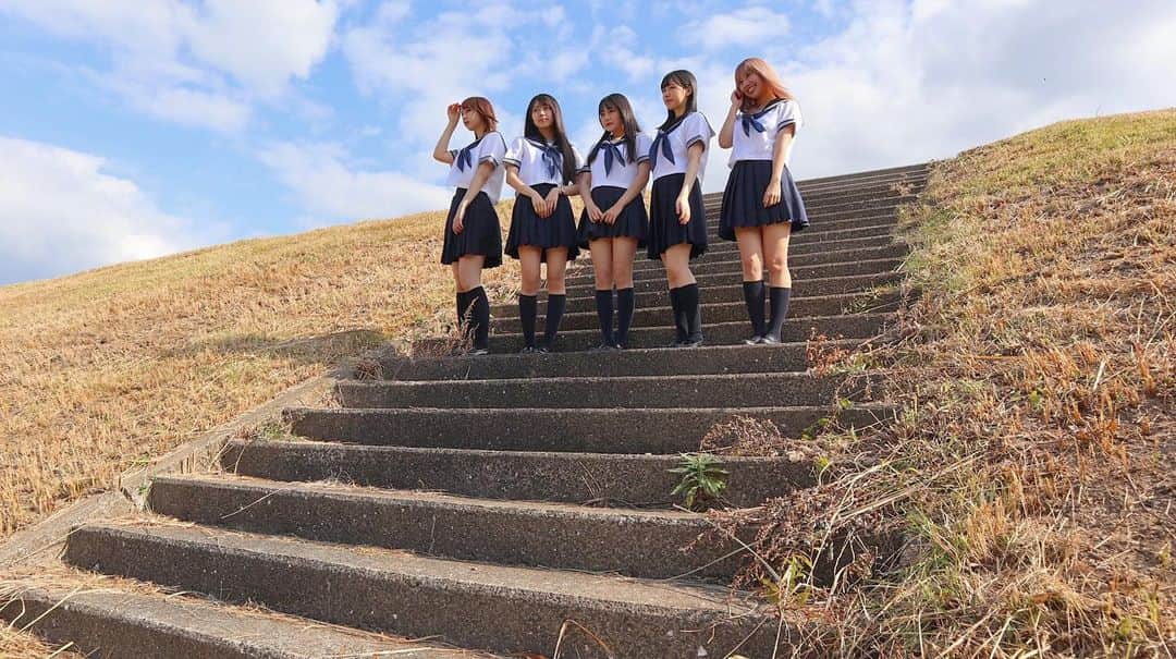 松岡菜摘のインスタグラム：「. . 水色アルタイル、 明日初日を迎えます！ . みてくださるみなさんに まっすぐできらきらしたものが 届きますように。 .」
