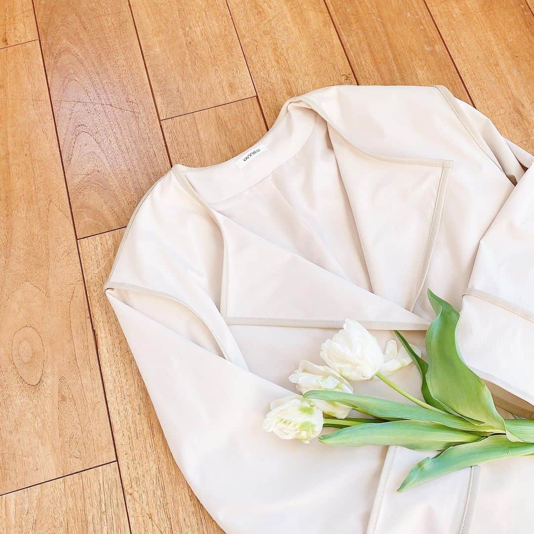 Vannie Officialのインスタグラム：「【パイピングロングトレンチコート】¥5,400+tax   旬ルック間違いなし！この春の大本命アウター♡   《styling》 冬に人気のアウターが春ver.になり登場♪ どんなコーデにも色味にも合わせやすいすっきり見えロングアウターです！ 今年らしい配色パイピングは羽織るだけでたちまちトレンドルックに…♡ 付属のウエストリボンは一巻きでオトナっぽく、リボンで可愛らしくと雰囲気を変えて着られちゃいます◎   《detail》 大きめの襟がVANNIEっぽく、1番の可愛いポイント♡ ボリュームtopsも楽々着られる大きめのアームホールと、後ろにスリット入っており裾さばきもしやすい仕様です◎ フロントはダブルのスナップボタンになっており、リボンなしでカジュアルにも着られます。   《fabric》 張り感がある素材で少し光沢感も有り◎  ※詳しいお手入れ方法は商品タグをご参照ください。   #vannie_u#ヴァニーユー #ZOZOでしか買えない⠀⠀   お問い合わせはDMまでご連絡ください☺︎」