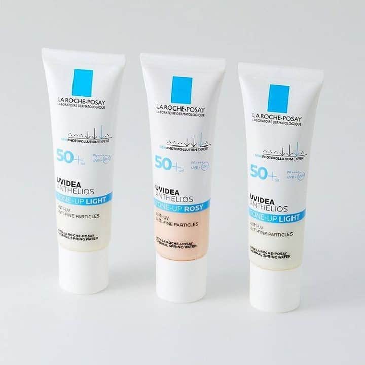 LA ROCHE-POSAY JAPAN ラロッシュポゼのインスタグラム：「＼花粉から肌を守るトーンアップUV ／  . 花粉シーズンで肌が敏感になりがちな方も多いのではないでしょうか？そんな方にオススメしたいのが #トーンアップUV  ラ ロッシュ ポゼ独自の花粉バリアテクノロジーを採用しており、花粉から肌を守ります✨ . それだけではなく、肌をトーンアップし綺麗に魅せたり、SPF50+・PA++++の紫外線防御などの効果もあります。 化粧下地としても日焼け止めとしても、お使いいただける大人気アイテムを是非チェックしてくださいね。 . もちろん、低刺激設計だから、ゆらいだ肌にもお使いいただけます。 トーンアップUVで花粉症による、肌荒れを防ぎましょう🌿 . ただいま期間限定で公式オンラインショップ、全品送料無料キャンペーンを実施✨  UVイデア XL プロテクショントーンアップ ローズ 30mL 3,740円(税込） UVイデア XL プロテクショントーンアップ 30mL 3,740円 (税込)  #ラロッシュポゼ #larocheposay #化粧下味 #トーンアップ #トーンアップUV #ピンクのトーンアップUV #置き画 #化粧下地 #トーンアップUV派  #コスメマニア #コスメ購入品 #おすすめコスメ #ツヤ肌メイク #ツヤ肌 #コスメレビュー #冬コスメ #冬メイク」