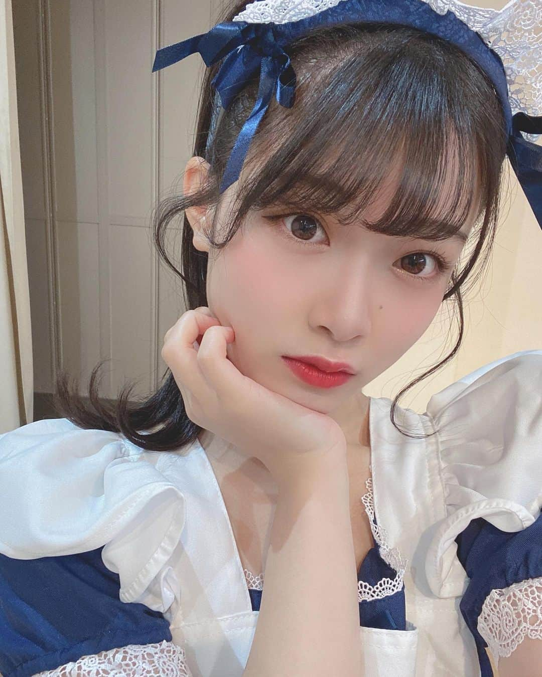 小越春花さんのインスタグラム写真 - (小越春花Instagram)「メイドさん🫖♡  紺色珍しいかも！ 生写真明日から予約はじまります〜」2月19日 20時59分 - haruka_2525_ngt48