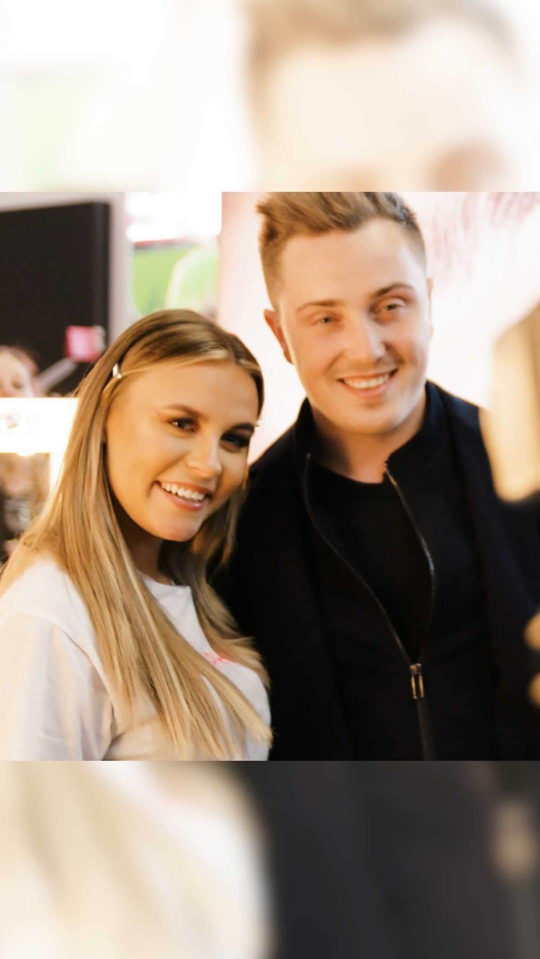 Dagi Beeのインスタグラム：「An IGTV Exklusive Series - produced by @beetiquestudios   In der zweiten Folge von „BEHIND THE BRAND“ bekommt ihr einen Einblick wie eine Beauty-Messe hinter den Kulissen abläuft. Leider passieren auch Dinge von denen Ihr überhaupt nichts mitbekommt .. aus diesem Grund bekommt ihr mal einen besseren Blick auf das Gesamtbild.   Jeden Freitag um 13 Uhr, werdet Ihr hier auf IGTV in 5 Folgen einen Einblick „BEHIND THE BRAND“ bekommen - wir zeigen euch ganz transparent, was alles gut aber auch schief gelaufen ist. Ihr werdet viel von mir sehen, was Ich so noch nie gezeigt oder jemals angesprochen habe… Aber das werdet Ihr Folge für Folge erfahren.  Ich hoffe Ihr freut euch & ein Riesen Dankeschön an alle die mitgewirkt haben 🖤」