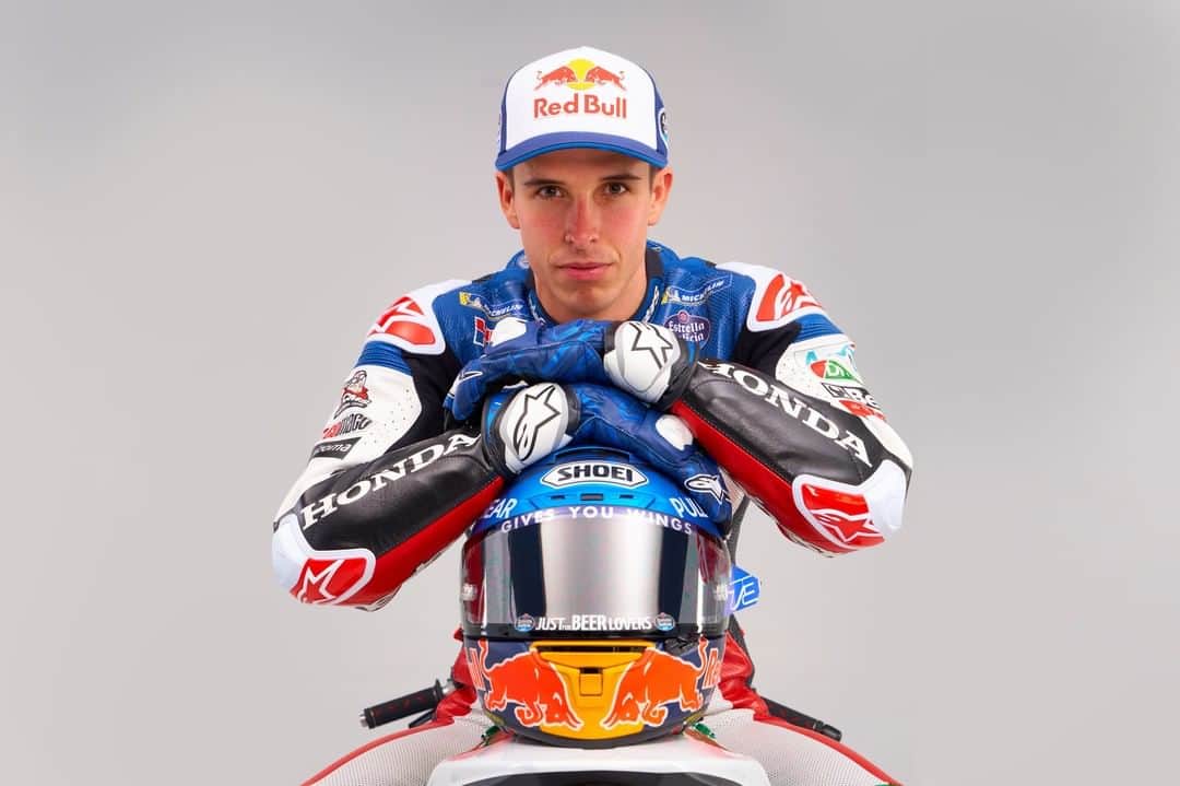 MotoGPさんのインスタグラム写真 - (MotoGPInstagram)「Suited and booted for his second #MotoGP season! 😎 @alexmarquez73 has been officially presented in @lcr.team colours! 👊 #AM73 #Motorsport #Motorcycle #Racing」2月19日 21時01分 - motogp