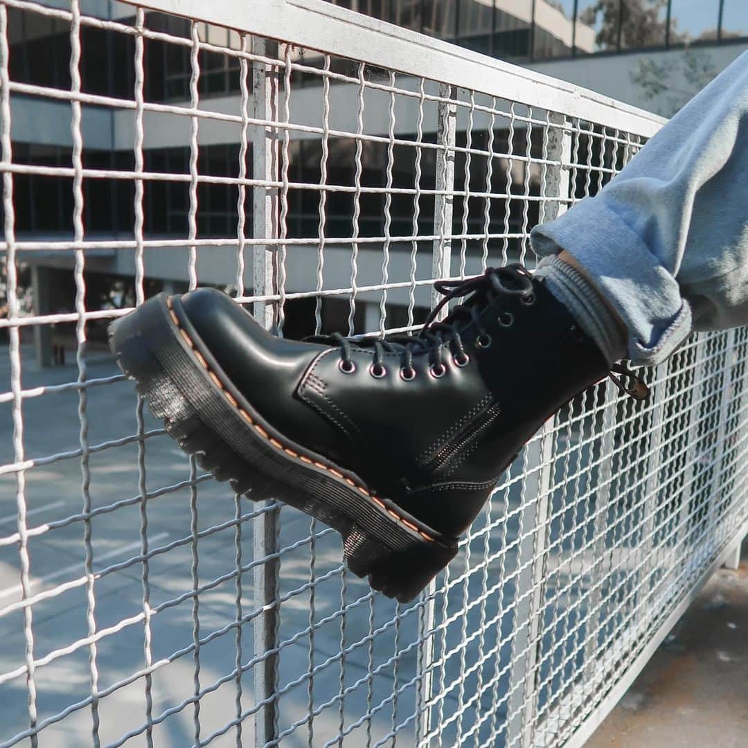 ドクターマーチンのインスタグラム：「Smooth, polished leather and a platform sole give our Jadon boots a real attitude. Durability with a rebellious streak.  Shop the Jadon via the link in our bio.」