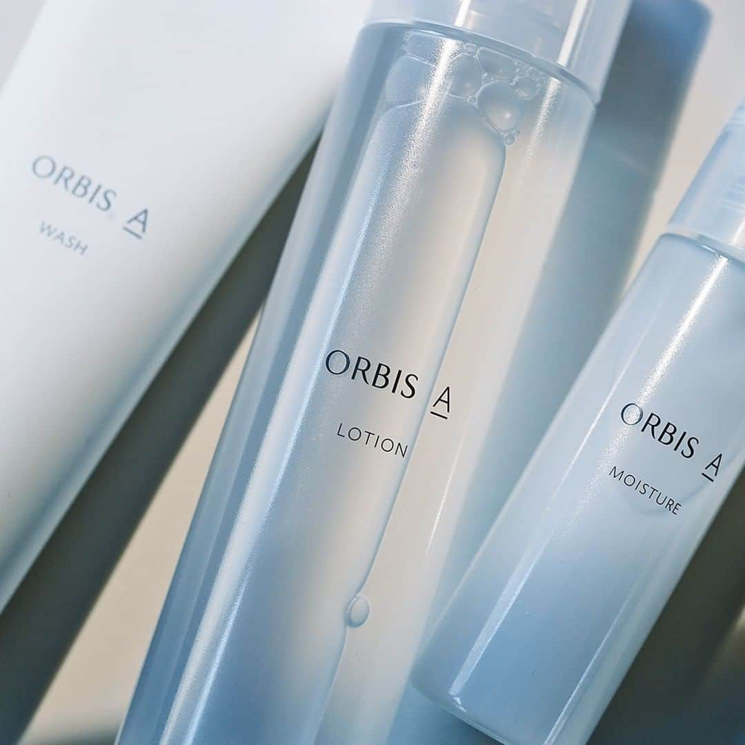 オルビス ORBIS official Instagramのインスタグラム：「【#オルビスアクア 乾燥肌さんにおすすめのスキンケア】オルビスの高保湿スキンケアシリーズで、透明感あふれるみずみずしい肌を目指しませんか？ . マスク着用の生活が続きますね。 肌への刺激が増えるにつれて、乾燥悩みをお持ちの方も 増えているかもしれません。 . 慢性的な乾燥に悩む、全ての方へ。 この投稿では、オルビスのスキンケアの中でも 乾燥でお悩みの方におすすめの 「オルビス アクア」をご紹介します💁‍♀️  ．．．．．．．．．．．．．．．．．．  ▶乾燥の根本原因にアプローチする 高保湿スキンケア「オルビス アクア」 . 「スキンケアをしていても、つねに乾燥が気になる」 そのお悩み、もしかすると ＂乾燥スパイラル＂に陥っているかもしれません。 . ＂乾燥スパイラル＂とは、きちんと保湿をしても十分うるおわず 肌の水分が維持できにくくなる状態のこと。 うるおう力が弱まっている肌には 乾燥の原因をリセットしてあげる必要があるのです。 . . 「 #オルビスアクア 」は オルビスの30年以上の保湿研究をぎゅっと詰め込んだ 高保湿スキンケアライン。 . 乾燥の原因をリセットする新発想で 透明感とみずみずしさがあふれる美肌を目指します。  ．．．．．．．．．．．．．．．．．．  ▶深いうるおいと手ごたえを実感！ 「オルビス アクア」の3ステップ . -------------------- STEP1 洗顔 💎 #アクアウォッシュ  1,760円（税込） -------------------- きめ細やかでボリューミーな泡が 毛穴に落ち込んだ汚れや古い角質もするりとオフします。 . . -------------------- STEP2 化粧水 💎 #アクアローション  2,200円（税込） -------------------- うるおいブースター処方(*1)で、肌奥(*2)までひたひたに。 水分バランスの整った透明感あふれる肌へ導きます。 . *1 グリセレス-26、ジラウロイルグルタミン酸リシンNa＝肌なじみを良くし、浸透感を高める処方 *2 角層内 . . -------------------- STEP3 保湿液 💎 #アクアモイスチャー  2,420円（税込） -------------------- 肌のすみずみ(*3)までうるおいで満たし 乾燥からしっかりガードします。 . (*3) トレハロース、ジメチコン＝角層のすみずみまで うるおいで満たす2種の保湿成分  ．．．．．．．．．．．．．．．．．．  うるおいがしっかりと持続することにこだわり 研究を重ねた「オルビス アクア」 . 深まる乾燥にお悩みの方へ。 肌がうるおいで満たされる感覚を ぜひ、ご体感ください。  ．．．．．．．．．．．．．．．．．．  ✔「オルビス アクア 」をもっと知りたい方へ オルビス アクアの商品ページでは、 高保湿スキンケアへのこだわりを もっと詳しくご紹介しています。 ぜひ、以下の手順で参考にしてみてくださいね✨ . ①この投稿の画像をタップ ②商品ボタンをタップ ③「ウェブサイトで見る」からチェック . ．．．．．．．．．．．．．．．．．． . #ORBIS #オルビス #スマートエイジング #エイジングケア . #透明肌 #うるおい肌 #肌ケア #美肌ケア #スキンケアマニア #スキンケア好きさんと繋がりたい #化粧水 #洗顔料 #保湿液 #透明感のある肌 #スキンケアグッズ #乾燥肌 #乾燥対策 #保湿ケア #高保湿 #スキンケア用品 #おうち美容 #おこもり美容 #乾燥肌卒業」