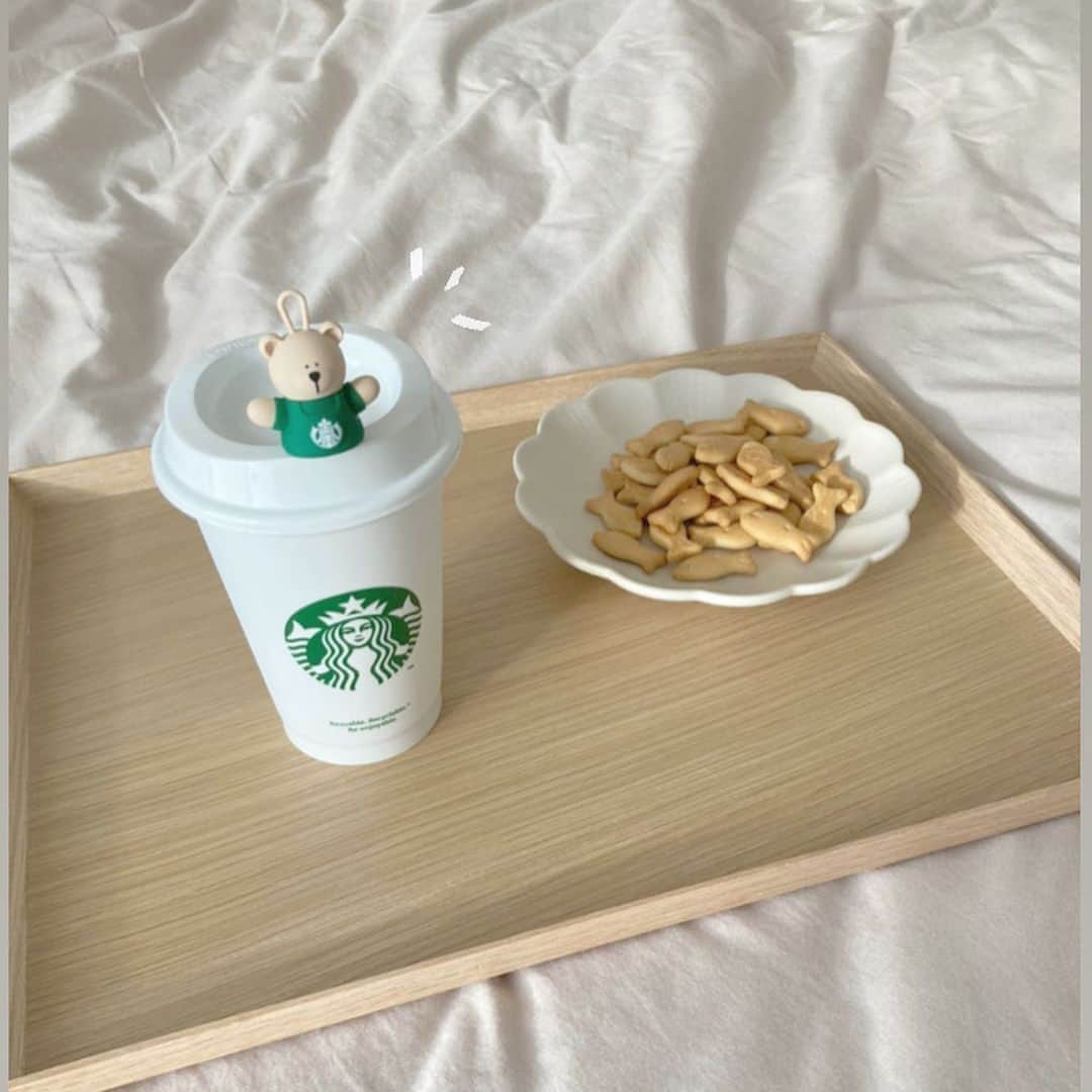 RiLiさんのインスタグラム写真 - (RiLiInstagram)「スターバックスで発売された⁣ くまさんのドリンクキャップが⁣ かわいすぎると早くも話題に🧸💕⁣ .⁣ 何度でも洗って使うことができる⁣ 「リユーザブルカップ」から⁣ ドリンクがこぼれないように⁣ このくまさんが守ってくれるの👍🏻⁣ .⁣ お値段はリユーザブルカップと⁣ セットでなんと500円❣️⁣ .⁣ かわいくて、地球にやさしい⁣ マイタンブラーデビューに⁣ ぴったりだよ🍓🍓⁣ .⁣ ※注意※⁣⁣ 外出の際はマスクの着用、人との距離を保つなどの感染対策を心がけ⁣帰宅時はしっかり手洗い・うがいを行いましょう！⁣⁣ またご紹介した店舗の営業時間等が⁣変更されている場合がございます。ご注意ください。⁣ ❣❣❣❣❣⁣⁣⁣⁣ サイトやSNSで掲載させていただくお写真募集中😘📸⁣⁣⁣⁣ かわいいコーデやアイテム、注目スポットなどが撮れたら、ハッシュタグ→#rili_tokyo を付けて投稿❗⁣⁣⁣⁣ ．⁣⁣⁣⁣⁣⁣⁣ Special Thanks💋 Photo by⁣⁣⁣⁣⁣⁣⁣ @hichon⁣ @xxayapink⁣ @spica.0003⁣ ⁣ ⁣ ．⁣⁣⁣⁣⁣⁣⁣ #スターバックス#スタバ#Starbucks#リユーザブルカップ#ベアリスタ#スタバ新作#RiLi #おしゃれさんと繋がりたい #お洒落さんと繋がりたい #ファッション #패션스타그램 #ootd #outfit」2月19日 21時00分 - rili.tokyo