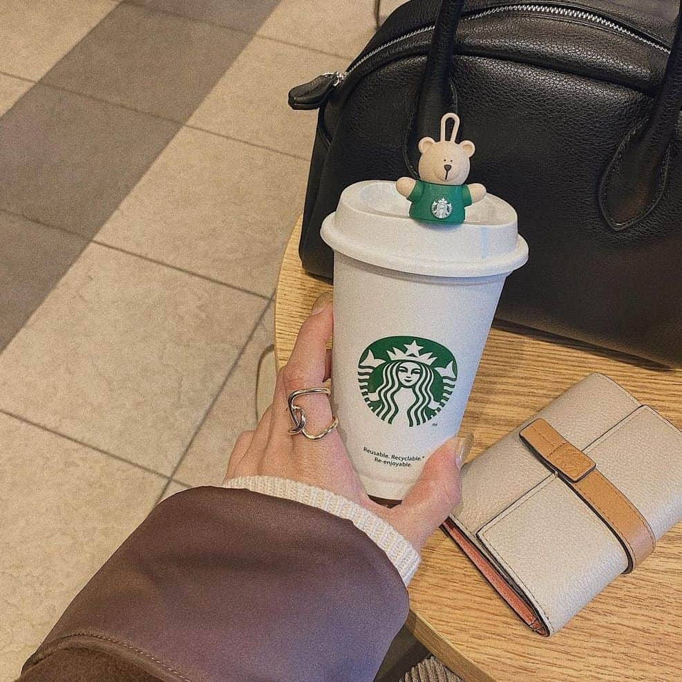 RiLiさんのインスタグラム写真 - (RiLiInstagram)「スターバックスで発売された⁣ くまさんのドリンクキャップが⁣ かわいすぎると早くも話題に🧸💕⁣ .⁣ 何度でも洗って使うことができる⁣ 「リユーザブルカップ」から⁣ ドリンクがこぼれないように⁣ このくまさんが守ってくれるの👍🏻⁣ .⁣ お値段はリユーザブルカップと⁣ セットでなんと500円❣️⁣ .⁣ かわいくて、地球にやさしい⁣ マイタンブラーデビューに⁣ ぴったりだよ🍓🍓⁣ .⁣ ※注意※⁣⁣ 外出の際はマスクの着用、人との距離を保つなどの感染対策を心がけ⁣帰宅時はしっかり手洗い・うがいを行いましょう！⁣⁣ またご紹介した店舗の営業時間等が⁣変更されている場合がございます。ご注意ください。⁣ ❣❣❣❣❣⁣⁣⁣⁣ サイトやSNSで掲載させていただくお写真募集中😘📸⁣⁣⁣⁣ かわいいコーデやアイテム、注目スポットなどが撮れたら、ハッシュタグ→#rili_tokyo を付けて投稿❗⁣⁣⁣⁣ ．⁣⁣⁣⁣⁣⁣⁣ Special Thanks💋 Photo by⁣⁣⁣⁣⁣⁣⁣ @hichon⁣ @xxayapink⁣ @spica.0003⁣ ⁣ ⁣ ．⁣⁣⁣⁣⁣⁣⁣ #スターバックス#スタバ#Starbucks#リユーザブルカップ#ベアリスタ#スタバ新作#RiLi #おしゃれさんと繋がりたい #お洒落さんと繋がりたい #ファッション #패션스타그램 #ootd #outfit」2月19日 21時00分 - rili.tokyo