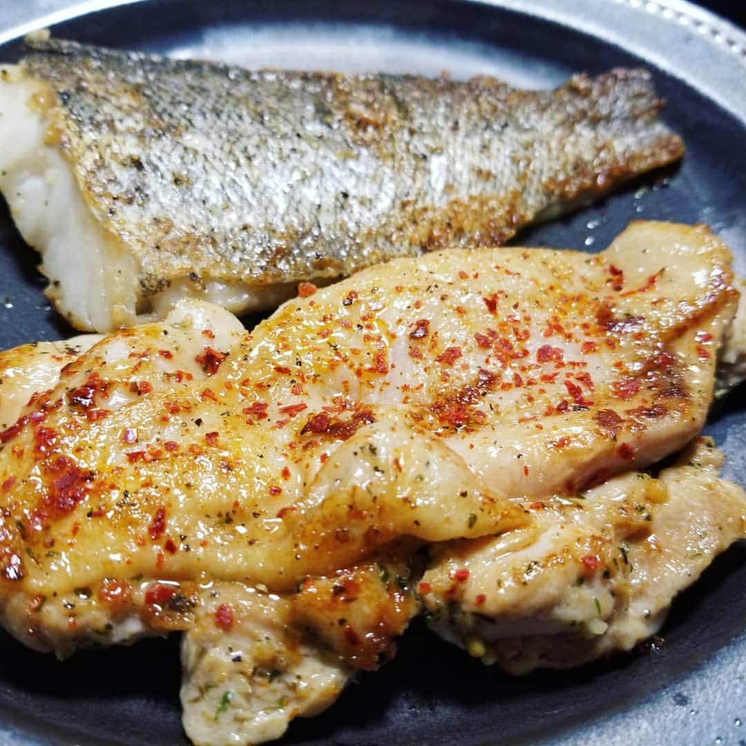 紘毅のインスタグラム：「今日の夕飯。 鱈のガーリックバター焼き (ダイエットの僕はごはんの代わりにチキン) ちりめんさやえんどう つぶ貝の煮付け #パパ料理 #つぶ貝の煮付け は #中洲にいる目がそっくりな人のお店の #メニューのマネ」