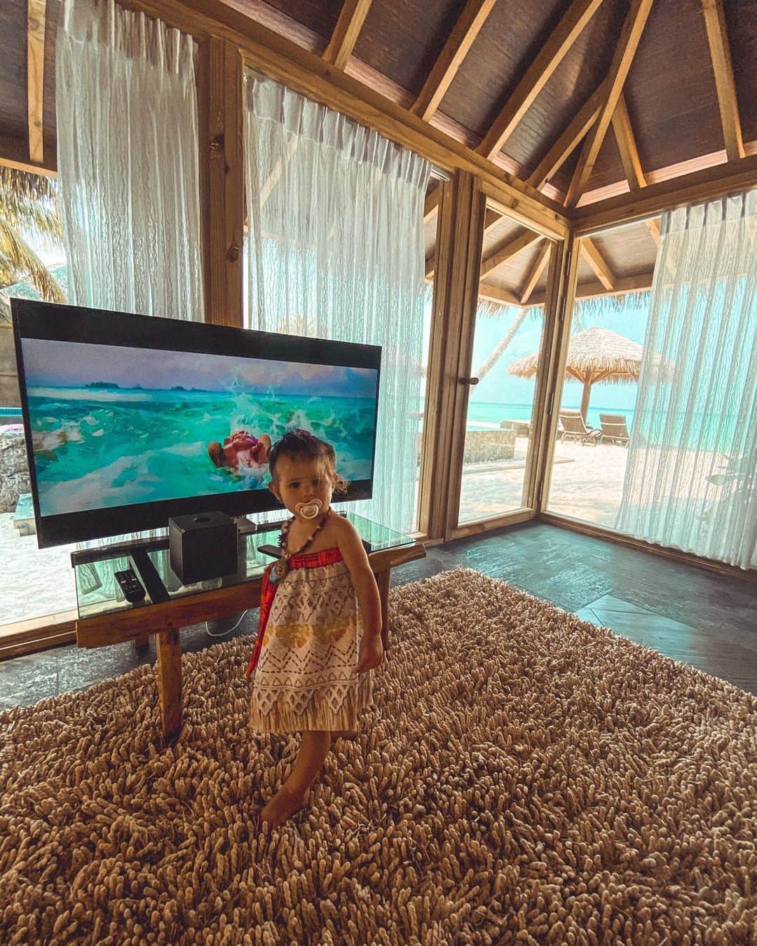 エイミー・ウィラートンのインスタグラム：「Lockdown Mums - there you have it. Evidence that even when given the choice they still would rather the telly box 😂#moana #beach #toddlerlife」