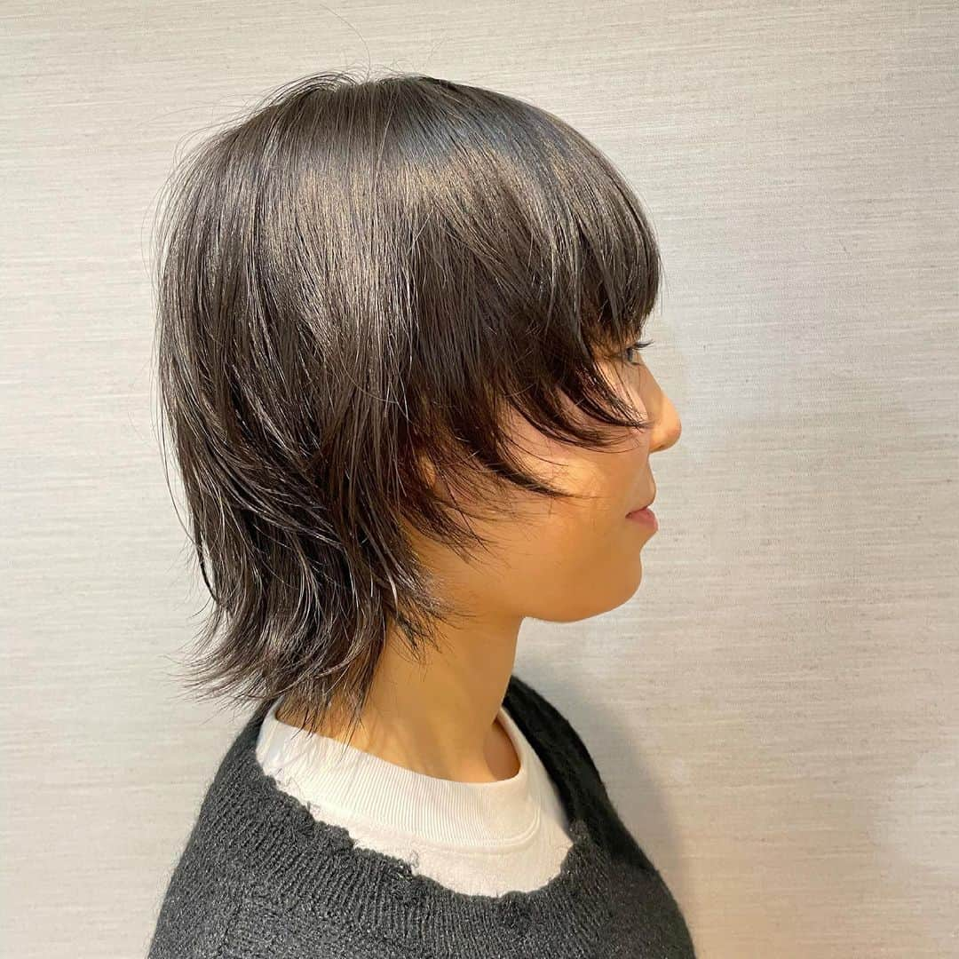 小島あやめのインスタグラム：「髪の毛を切りました✂︎ #ウルフカット #ウルフボブ #ボブウルフ #ショートウルフ #カット #スッキリ」