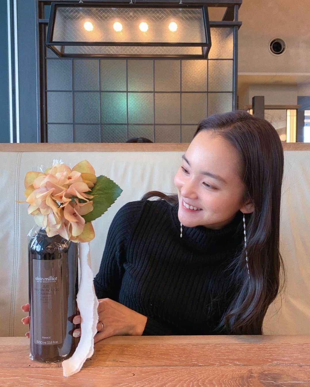 遠藤瞳のインスタグラム：「嬉しい可愛いプレゼントをいただいちゃった🎁😍  フラワービスチェ💐でおめかしした ぶどうジュース🍇  しかもね！大好きな紫陽花💠🤍 梅雨生まれだからね、好きなお花なんだ🥰  美味しくいただいた後は 飾ろうかな〜 カゴバックにつけようかな〜💠♡  #instalike #instadaily  #instaphoto #instapicture #instapic #photooftheday #instagood #instagramjapan  #lifestyles #flower #flowers #bouquet #flowerstagram #花のある暮らし #アーティフィシャルフラワー #お花 #プレゼント」