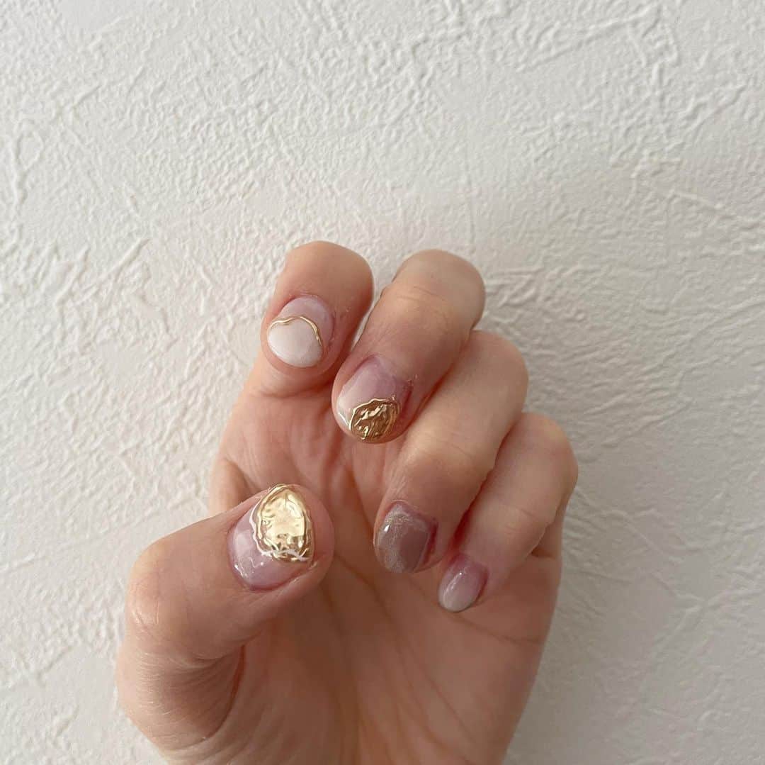 ryuu79hinaのインスタグラム：「ネイル…💅🏻 ・ ・ 久しぶりにお店でやって貰ったよ☺️ 左手はニュアンスネイル✨ 右手はクリアもやもや✨ やっぱり爪が綺麗だとテンション上がるね〜⤴︎︎︎❤️ ・ ・ 仕事柄長くできないのが残念💦 ちょっぴり長い方がお手手がシュって綺麗よね〜✨ ━━━━━━━━━━━━━━━ #春ネイル#ネイル#ジェルネイル#ニュアンスネイル#ショートネイル#記録#instagood#mineby3mootd#ロカリ#젤네일#젤네일아트#젤네일전문#네일아트#네일아트디자인 #ネイルデザイン#ジェル#ジェルアート」