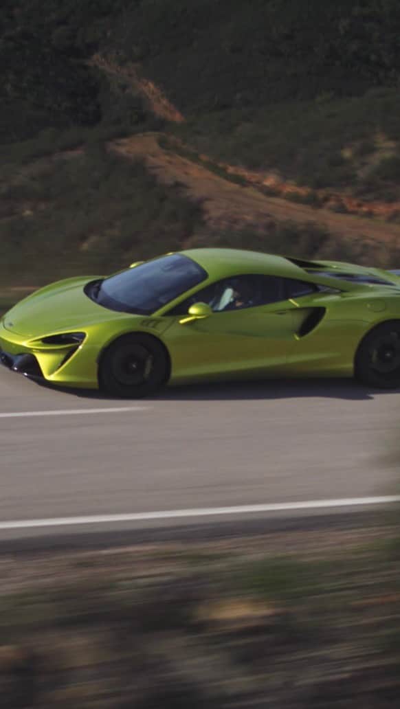 McLaren Automotiveのインスタグラム：「With the launch of the McLaren Artura, it’s time for the return of McLaren Tech Club.   Not sure what Tech Club is? We want to bring you deep into the engineering, design and thought behind our cutting-edge cars, with informative chats with the people behind them.   For this, the first in our series on the Artura, we are joined by Dr Sunoj George, our Head of electric drive technology, for a look at the cars’ all-new high-performance hybrid powertrain.」