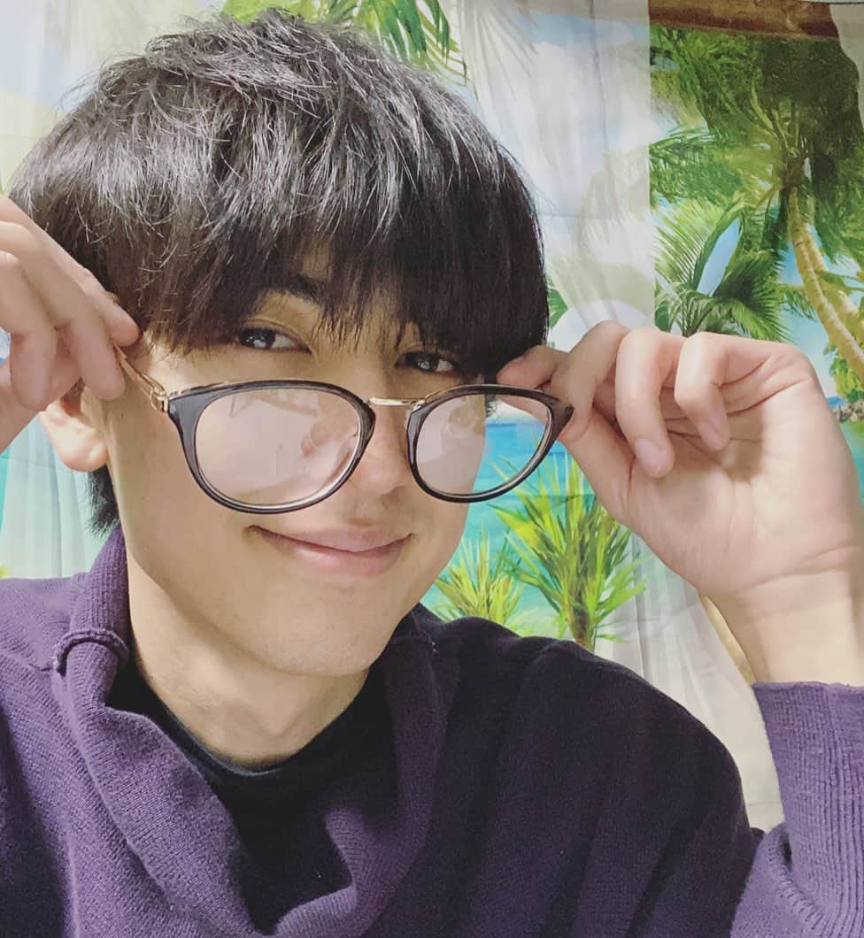 のインスタグラム：「おすすめのアニメ教えてください☺︎ ※この謎の表情自分でもあんま見たことない感じで撮れたからこれ載せるね(もっといい写真あったんやけどたまにはいいよね) 俺がこの表情してるとこ見た事ある？  #井阪郁巳 #ご縁 #アニメ  #インスタオシャレ化計画  #swag #写真 #眼鏡男子 #眼鏡の男の子  #レンズに写っているのは優勝案件」