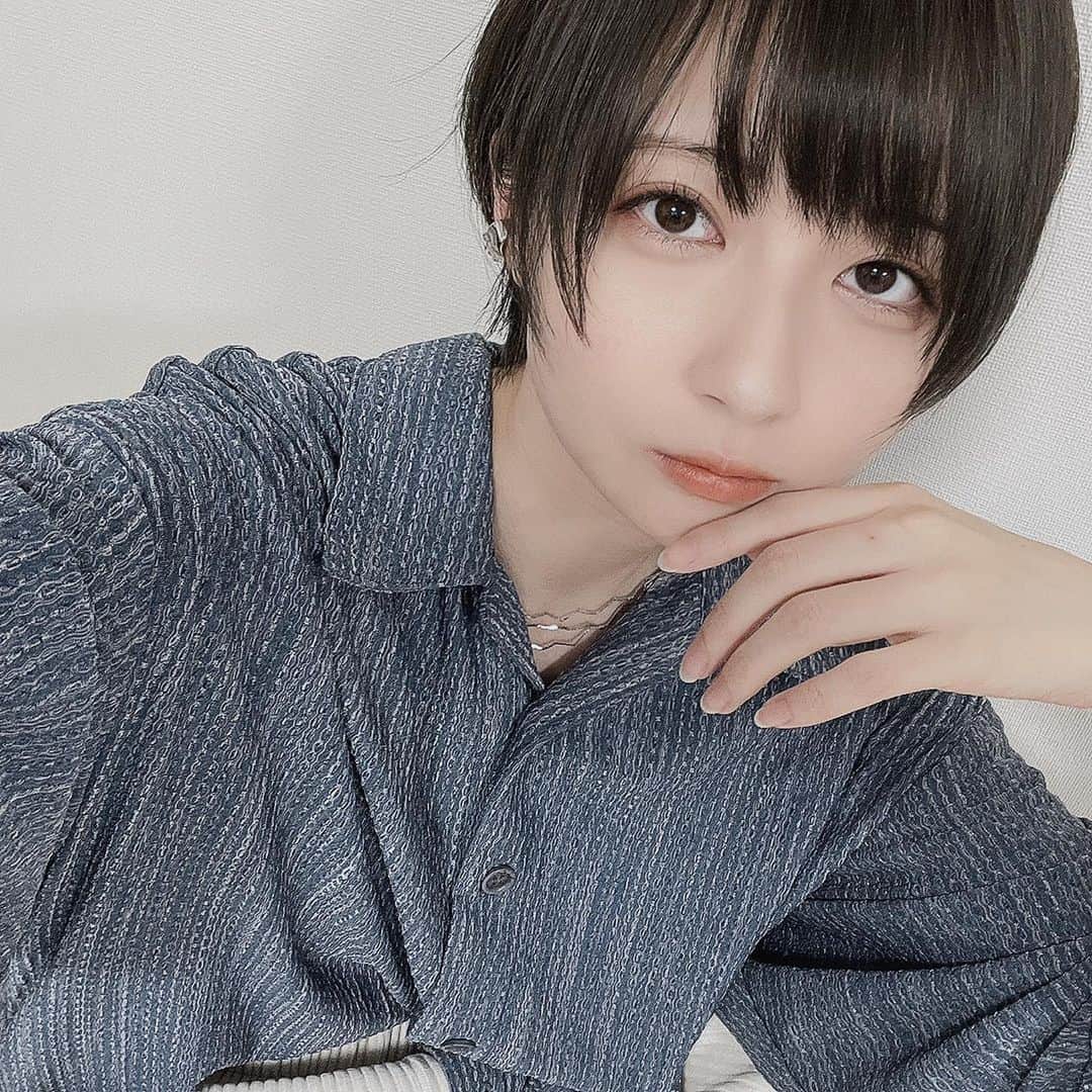 こばしり。さんのインスタグラム写真 - (こばしり。Instagram)「前髪自分で少し切って、ヘアセットとかメイクもボーイッシュにした🙌🏻 ショートたのしーーーー！」2月19日 21時10分 - lovetomato_24
