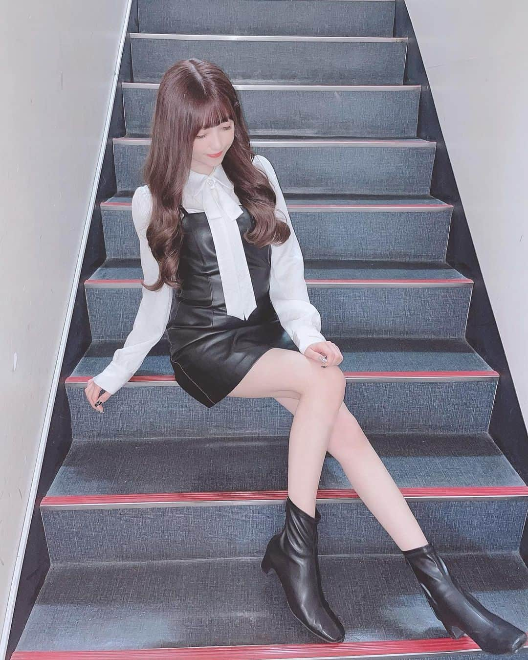 田口未彩さんのインスタグラム写真 - (田口未彩Instagram)「❤︎  GRLのレザーワンピかわいすぎる、 1.999円なのにすっごく高見えする！ ちなみに、ブーツもGRLの❤︎  zaraで買ったブラウスを合わせたよ❤︎  強めなのにガーリーでめちゃお気に入りのコーデ❤︎  #グレイル　#grl #グレイルコーデ　#grlコーデ　#zara #zaraコーデ　#レザーワンピ　#レザー　#レザーコーデ　#ブラックコーデ　#巻き髪　#ヨシンモリ　#韓国ヘア　#レザーブーツ　#ブーツ　#全身コーデ　#ヘアカラー　#パープルヘア　#メイク」2月19日 21時10分 - miiro_taguchi