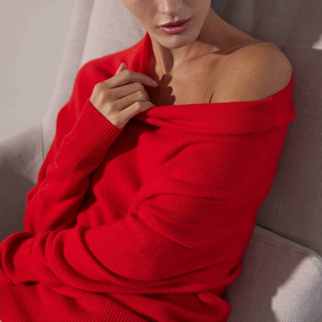 のインスタグラム：「Our Regatta Red Lori Off Shoulder in 100% cashmere is the ultimate in sophistication and sensuality. ​. ​. ​#LoriOffShoulder」