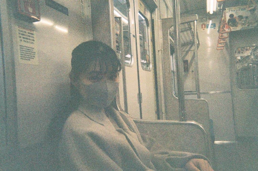 加藤早和子のインスタグラム：「❤︎ 電車の中🚃🚃  写ルンですって現像するまでどんな写真か分からないから それがまた楽しみだったりもする😌  . #写ルンです #フィルムカメラ #彼女感 #電車」