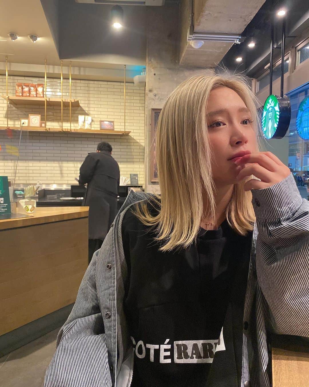 acaneのインスタグラム：「・ アホ毛さん。笑  acaneの私服福袋、 着々とみんなの元へ届いてて ストーリーに載せてくれてるのを見て すんごい嬉しい気持ちになってます。  ごりっごりに自分が着てたやつを みんながコーディネートして 可愛く着てくれてて嬉しいよう〜🥺  今回買おうとしたのに買えなかったみなさんも ほんとにほんとにありがとう😌💐 お洋服ばかみたいに買うけん、 また溜まったらやるね🧐笑」