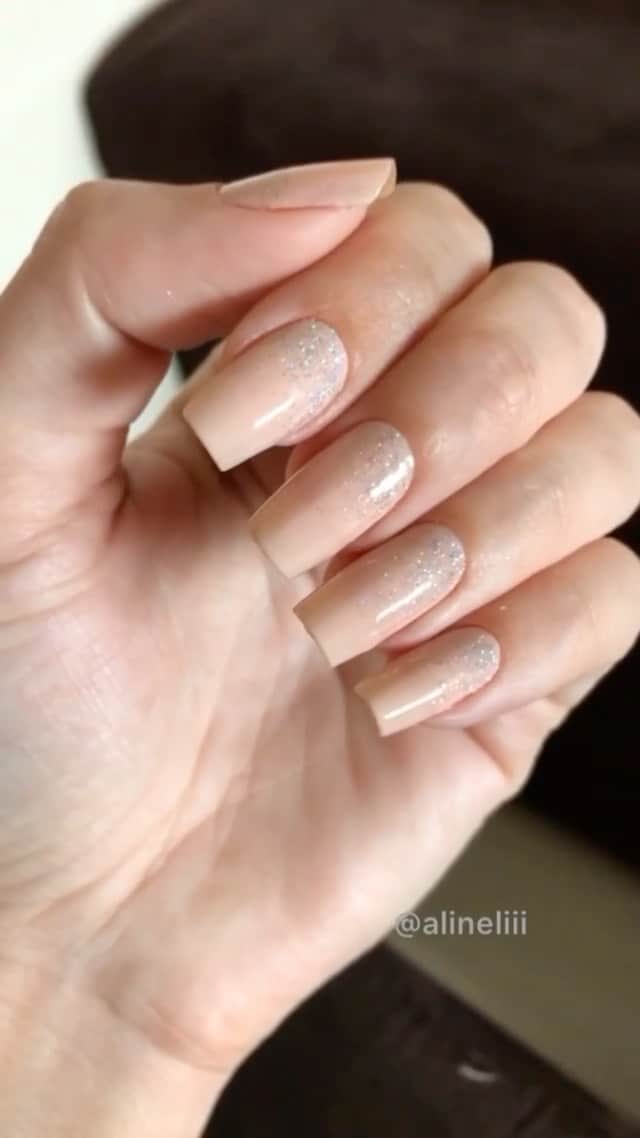 Risqueのインスタグラム：「O nude do Pó de Arroz com os brilhos holográficos do esmalte As Mil Purpurinas! 💅 Uma inspiração da @alineliii para quem ama um clarinho. Faça e poste usando #EuQueFizRisqué!  #TáNasNossasMãos #Risqué #EsmaltesRisqué #RisquéRegular」