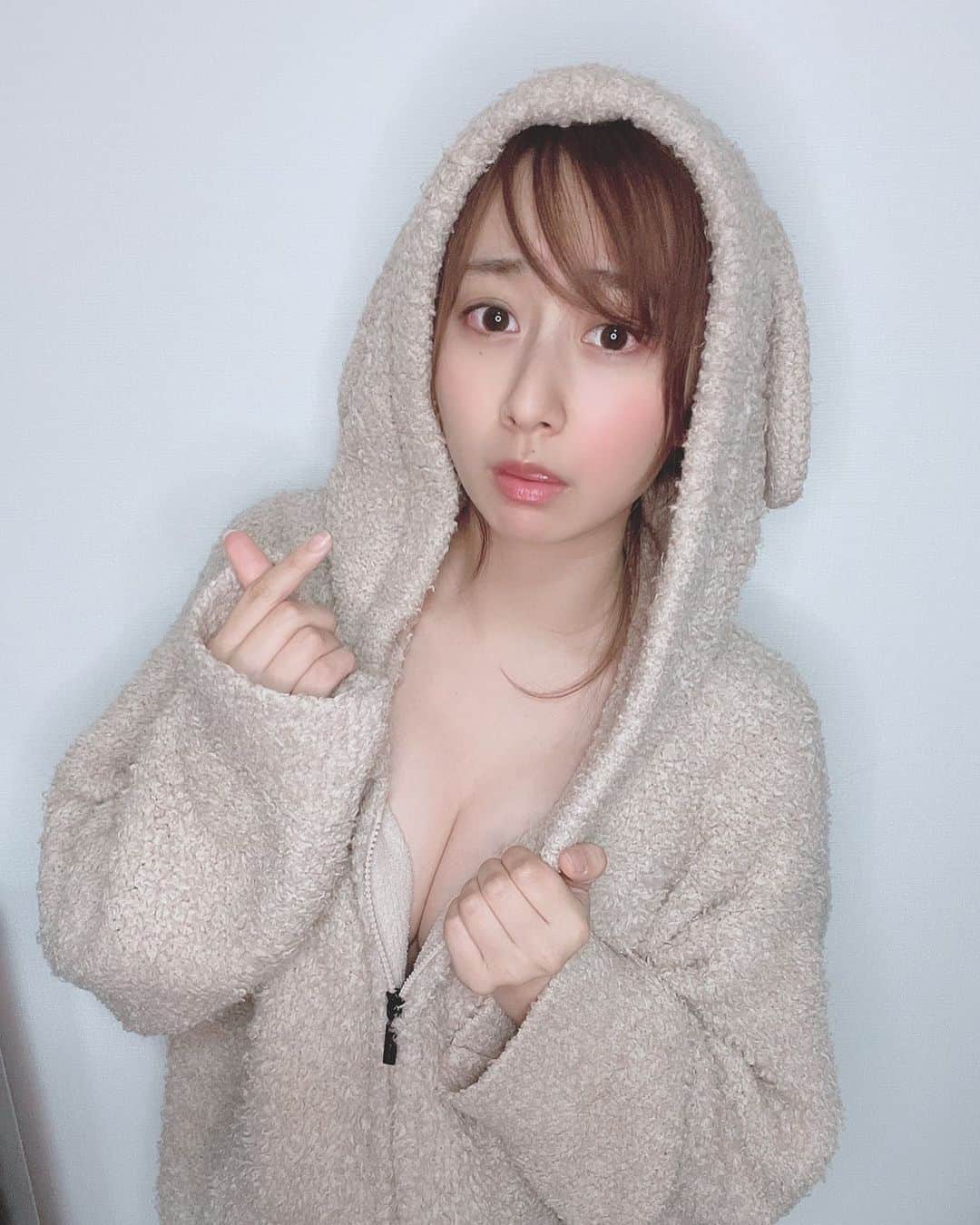 足立華のインスタグラム：「わん🐶  #グラビア #インスタグラビア #自拍 #性感 #萌 # #偶像 #selfie #me # #셀카 #셀피 #셀피그램 #얼스타그램 #메이크업 #오늘의훈녀 #셀커샷 #셀카놀이 #좋아요 #사진 #메이크 #扎心了 #เซ็กซี #粉#漂亮#ジェラピケ#JP#🐶」