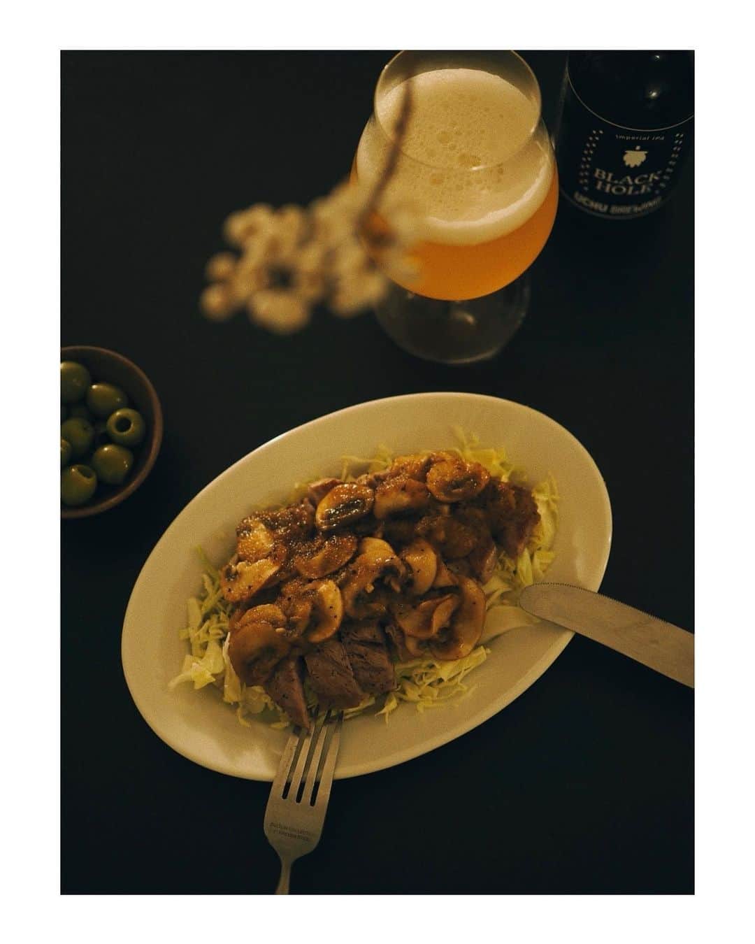 花楓のインスタグラム：「怪獣には親子丼。  自分にはポークソテー。 リンゴペースト、醤油とバターで マッシュルームソース🍄  華金だから、テイクアウトしたかった のに、何処も閉まってた件。 宇宙ビールで宇宙に行けたから、 🙆🏻‍♀️⭕️🚀✨  早よ外でご飯食べたい🥺🍻🥢🏮  #華金 #作るなら丁寧に」