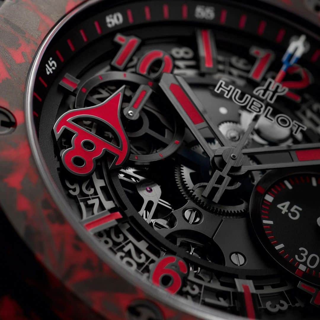 HYPEBEASTさんのインスタグラム写真 - (HYPEBEASTInstagram)「@hypebeastwatches: @hublot is celebrating ice hockey’s all-time greats @aleksandrovechkinofficial with a limited-edition Big Bang Unico Red Carbon. The 4Hz flyback chronograph has been encased in Red Carbon to represent the Russian’s nationality, while his ‘The Great Eight’ logo from his jersey number replaces the eight o’clock hour marker on the dial and his signature adorns the caseback. It’s limited to 100 pieces, and each one comes with a custom-made, signed hockey puck and is going for a price of $26,200 USD. ⁠⠀ Photo: Hublot」2月19日 21時16分 - hypebeast