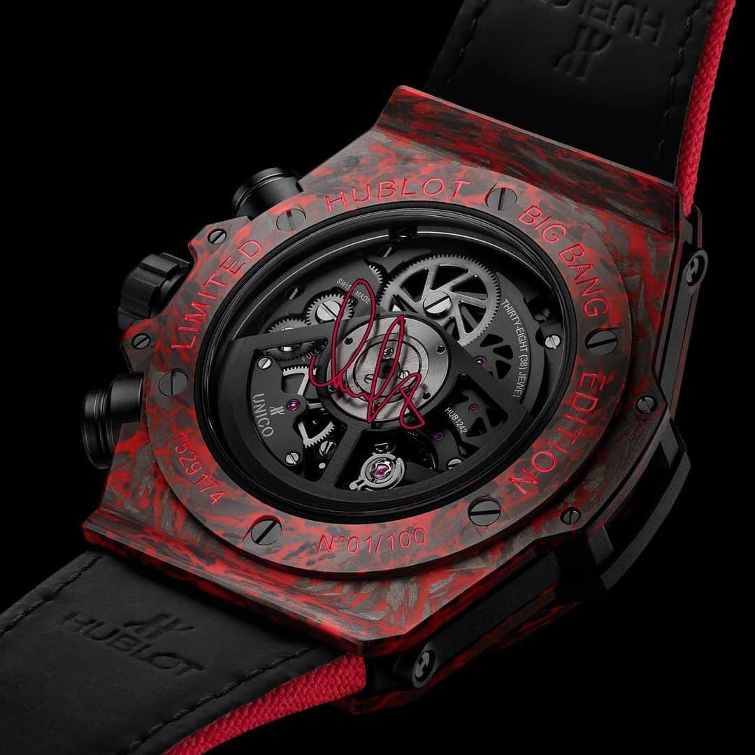 HYPEBEASTさんのインスタグラム写真 - (HYPEBEASTInstagram)「@hypebeastwatches: @hublot is celebrating ice hockey’s all-time greats @aleksandrovechkinofficial with a limited-edition Big Bang Unico Red Carbon. The 4Hz flyback chronograph has been encased in Red Carbon to represent the Russian’s nationality, while his ‘The Great Eight’ logo from his jersey number replaces the eight o’clock hour marker on the dial and his signature adorns the caseback. It’s limited to 100 pieces, and each one comes with a custom-made, signed hockey puck and is going for a price of $26,200 USD. ⁠⠀ Photo: Hublot」2月19日 21時16分 - hypebeast