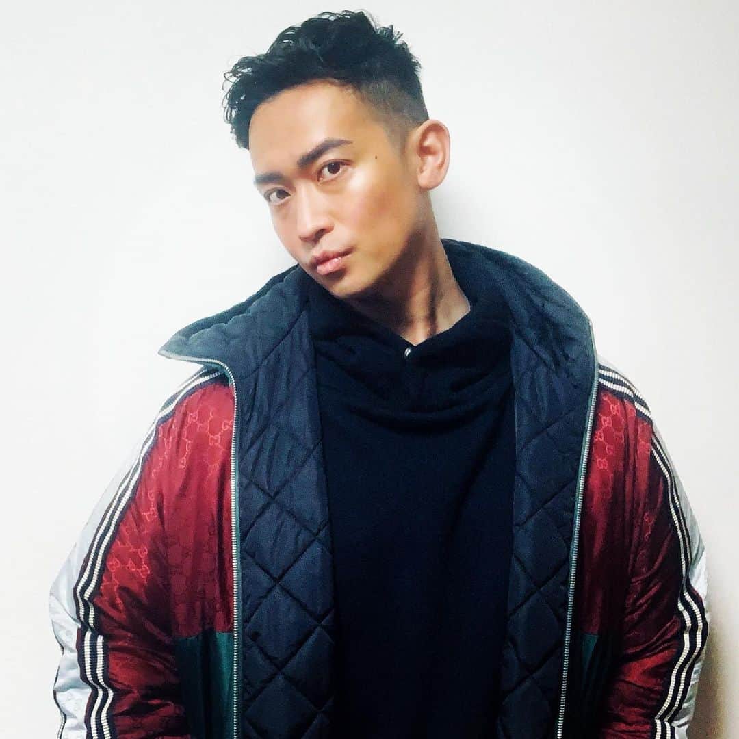 JUNYAのインスタグラム：「2021年初投稿😂⠀ 体調ぶち壊したりして、ちょっと顔がスッキリしました😳⠀ 今年もよろしくお願いします🤲(今更？w)⠀ ⠀ Hair styling: @campbell_naomi (Beautrium)⠀ ⠀  #mensfashionreport #mensfashion  #mensstyle #mensfitness #fitness #gym #exircise #singersongwriter #musician #singer #mensmodel #menswear #mensapparel #mensclothing #ジム #筋トレ #筋肉 #menshair #mensfitness #歌手 #シンガー #fashion #styles #muscle #マッチョ #hairstyle #배우 #멋스타그램 #physique」
