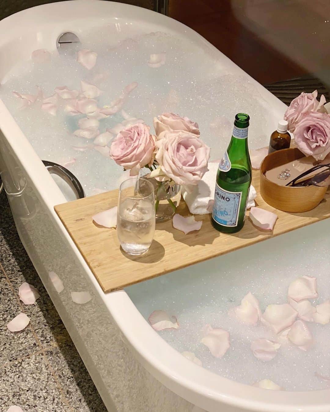 Yuka Kaedeさんのインスタグラム写真 - (Yuka KaedeInstagram)「…♡ . . 開ききった薔薇数本を散らして、 香りが弱いのでローズオイルを数滴垂らしてます。  そして音楽聴きながらInstagramかYouTube Time♪ . . . #花のある暮らし#花のある生活 #薔薇のある暮らし#バラが好き #淀屋橋花屋アトリエk#花屋#薔薇 #rosebath#pinkroses#flowerstagram」2月19日 21時16分 - _asyuka_