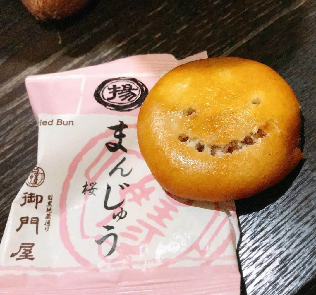 櫻井里花のインスタグラム：「かおをかかれた饅頭」