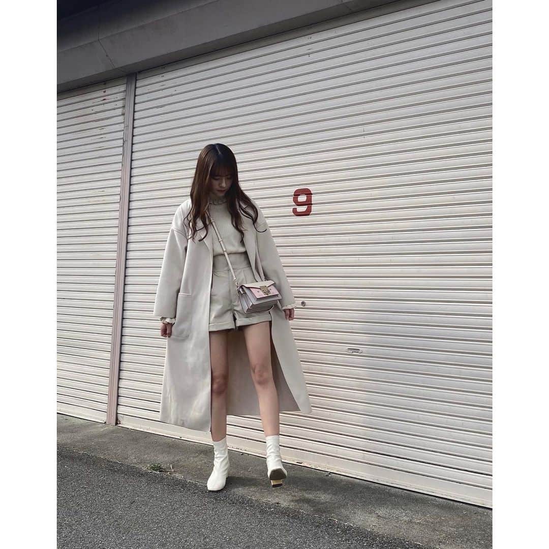 中野愛理のインスタグラム：「🦙🧴☁️ 　　　　　 　　　　　 #らぶこーで👗 #ootd #ootdfashion #fashion  #ワントーンコーデ #淡色 #淡色コーデ #淡色女子  #ベージュコーデ #ホワイトコーデ #白ブーツ」