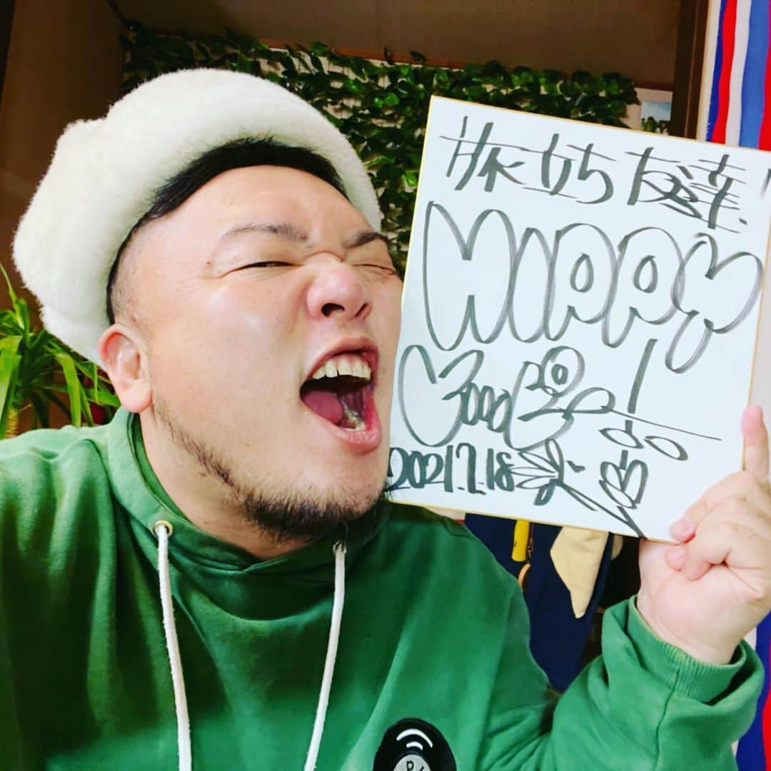 HIPPYさんのインスタグラム写真 - (HIPPYInstagram)「本日2/19　山猿くんの新曲 『旅立ちfeat.HIPPY』 各配信サイトにて無事リリースしました  各配信サイトはコチラにまとまっております ※プロフィールのURLからどうぞ！ https://linkco.re/MpFp3f8D?lang=ja  それにしても皆さんの愛がすごい 山猿ファミリー！HIPPYファミリー！アイモカファミリー 新曲を楽しんでもらいながらも、誰かに届けよう そんな気持ちがめちゃんこ嬉しいです  拡散も楽しんでも貰おうと ［山猿×アイルトンモカ×HIPPY］サインプレゼント企画開催中！  山猿くんの新曲『旅立ちfeat.HIPPY』を 再生していることがわかるスクショを Instagram、Twitterのいずれかに投稿してください  ご応募いただいた方の中から抽選で 山猿・HIPPY・アイルトンモカ いずれかのサインを3名様にプレゼント 誰のサインが当たるかはお楽しみ  受付は2月20日(土)まで🎵 たくさんのご応募お待ちしております✨  ▼応募方法 『旅立ちfeat.HIPPY』を再生していることがわかるスクショを Instagram、Twitterのどちらかに  #山猿 #HIPPY #アイルトンモカ #旅立ち の ハッシュタグをつけて投稿してください。 (Instagramの場合、ストーリーは不可) 尚、再生画面のスクショは全配信サイトが対象です！  #山猿 #HIPPY #アイルトンモカ #旅立ち #みんなのメンション #みんなのタグ付け #めちゃんこ嬉しい #心から感謝 #俺たちもたくさん届くようがんばります」2月19日 21時17分 - _____hippy_____