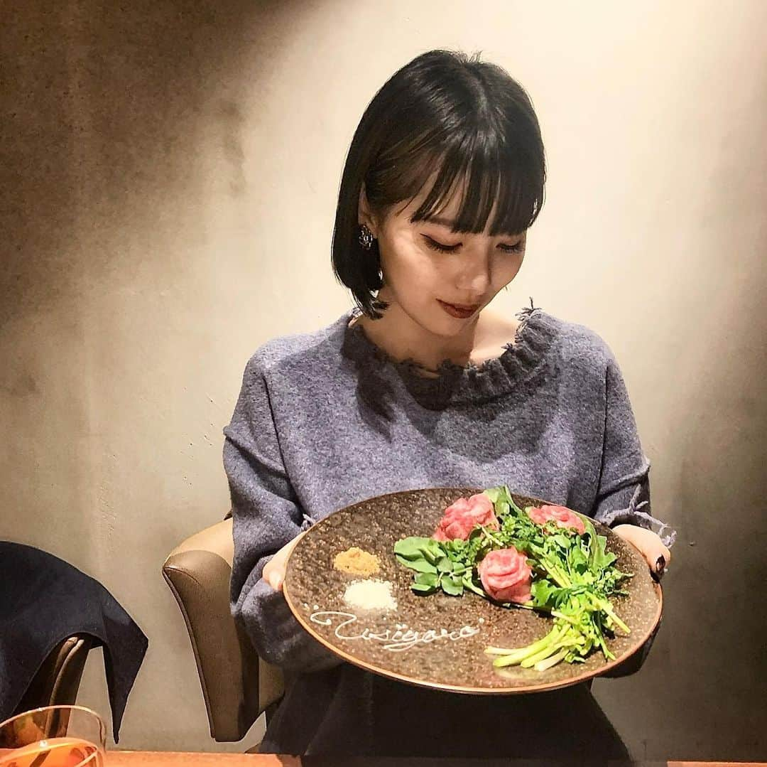 張織慧のインスタグラム：「馬嘉伶さんに焼肉に連れて行って貰いました♡ いつもお世話になってばかりでそろそろ恩返ししたいな 安定に大好きな姐姐(@macyacyarin )はいつも通りちょっとドジで可愛くて優しかった😢 めちゃくちゃオシャレだし個室だしで、色々びっくり、、、 それ以上にお肉の美味しさにびっくり😳 千穂ちゃんも見れて幸せでした🤍🤍🤍 ・ ・ ・ ・ ・  #ushigoro#うしごろ表参道店  #原宿駅#stu48#千穂ちゃん可愛かった#モデル  #インスタファッション #followme #粉我#穿配不重样 #팔로#패션#얼짱　#셀피　#셀카　#얼스타그램　#셀스타그램　 #좋아요#소통환영#좋아요환영 #인친환영#인친#팔로우#팔로우환영」