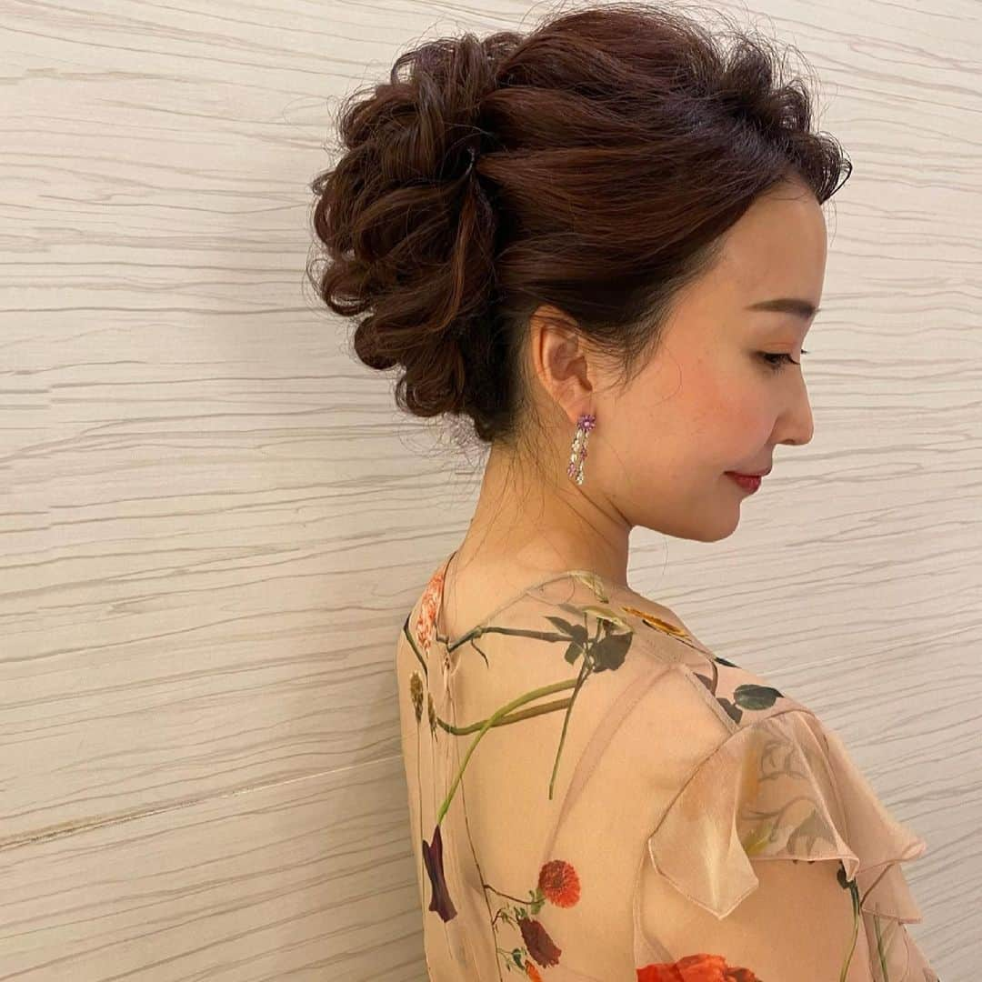 Tomoyo Kitamuraさんのインスタグラム写真 - (Tomoyo KitamuraInstagram)「先日の明日香さん♡ 定番のカールアップ  #ヘアメイク #プレ花嫁 #外注ヘアメイク #前撮り #2021夏婚  #ヘアセット #2021春婚」2月19日 21時20分 - tmy_o3.pugmi