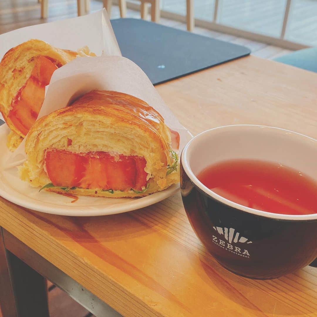 ひよしはなさんのインスタグラム写真 - (ひよしはなInstagram)「. #ひよしとご飯 👉ZEBRA Coffee & Croissant☕️🥐 👉横浜マリーナアンドウォーク . . サクサクふわふわで大きいクロワッサンがとても美味しかった！✨ トマトサンドにしたんだけど、トマトもフレッシュで大きくてほんとに美味しかった、、😌 美味しすぎてシナモンロールも食べてしまった、、🥺笑 . . . #zebracoffeeandcroissant  #横浜カフェ #馬車道カフェ #朝ごぱん」2月19日 21時20分 - 87f_163_
