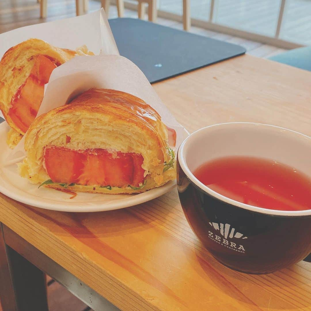 ひよしはなのインスタグラム：「. #ひよしとご飯 👉ZEBRA Coffee & Croissant☕️🥐 👉横浜マリーナアンドウォーク . . サクサクふわふわで大きいクロワッサンがとても美味しかった！✨ トマトサンドにしたんだけど、トマトもフレッシュで大きくてほんとに美味しかった、、😌 美味しすぎてシナモンロールも食べてしまった、、🥺笑 . . . #zebracoffeeandcroissant  #横浜カフェ #馬車道カフェ #朝ごぱん」