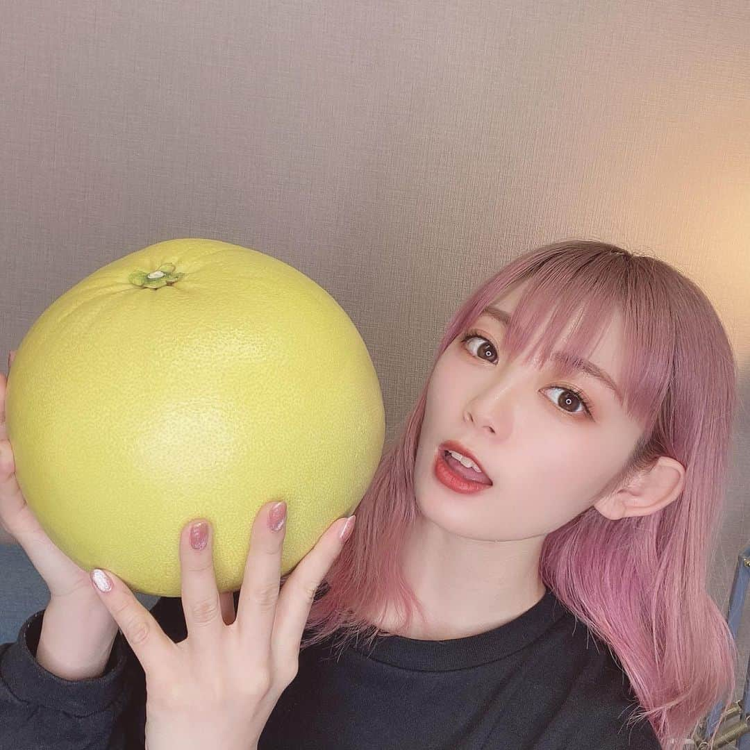 美木優希奈さんのインスタグラム写真 - (美木優希奈Instagram)「・ めちゃんこ大きいフルーツもらった🍊  おいしかった。  ・ ・ ・  #fruits  #pinkhair #makeup #hairmodel #instagood  #instafashion #singersongwriter #vocal #vocalist  #フルーツ  #ボーカルユニット  #撮影 #ヘアカラー  #冬服コーデ  #ブラックコーデ  #シルバーアクセサリー  #弾き語り女子  #ギター女子  #ヘアスタイル #ピンクヘアー  #冬ヘアカラー  #インナーカラーピンク  #インナーカラー  #ピンクグラデーション  #サロンモデル #サロンモデル依頼受付中  #美容マニア  #おしゃれさんと繋がりたい  #音楽好きな人と繋がりたい  #かわかっこいい」2月19日 21時23分 - yukina_miki