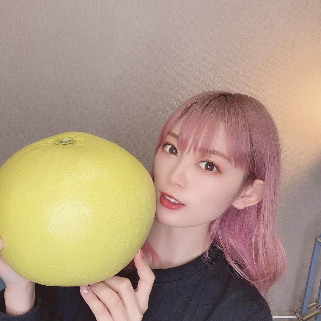 美木優希奈のインスタグラム：「・ めちゃんこ大きいフルーツもらった🍊  おいしかった。  ・ ・ ・  #fruits  #pinkhair #makeup #hairmodel #instagood  #instafashion #singersongwriter #vocal #vocalist  #フルーツ  #ボーカルユニット  #撮影 #ヘアカラー  #冬服コーデ  #ブラックコーデ  #シルバーアクセサリー  #弾き語り女子  #ギター女子  #ヘアスタイル #ピンクヘアー  #冬ヘアカラー  #インナーカラーピンク  #インナーカラー  #ピンクグラデーション  #サロンモデル #サロンモデル依頼受付中  #美容マニア  #おしゃれさんと繋がりたい  #音楽好きな人と繋がりたい  #かわかっこいい」