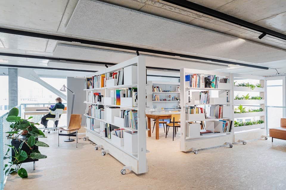 Vitra Japanさんのインスタグラム写真 - (Vitra JapanInstagram)「自由な使い方を追求したパーテーション﻿ ﻿ ステファン・ヒュルレマンが手掛けた「ダンシング ウォール」。オフィス空間を仕切ることができるのはもちろん、本棚としてやプレゼンテーションに使うホワイトボード、モニタースタンドとして活用したり、植物を飾ったりと、空間や用途に合わせてカスタマイズできるモバイル式のパーテーションです。﻿ ﻿ 安定感のある木製のベースはスプルース材とオーク材の2種類から、スチール製のフレームはベーシックダークとソフトライトの2色から、インテリアに合わせて選ぶことができます。﻿ ﻿ #Vitra #VitraJapan #DancingWall #StephanHurlemann #NewNormal #NextNormal #futureofwork #officedesign #workspace #workplace﻿ #ヴィトラ #ヴィトラジャパン #ダンシングウォール #ステファンヒュルレマン #ニューノーマル #ネクストノーマル #オフィスの未来 #ワークスペース #オフィスデザイン #モダンインテリア #インテリアデザイン #パーテーション」2月19日 21時24分 - vitra_japan
